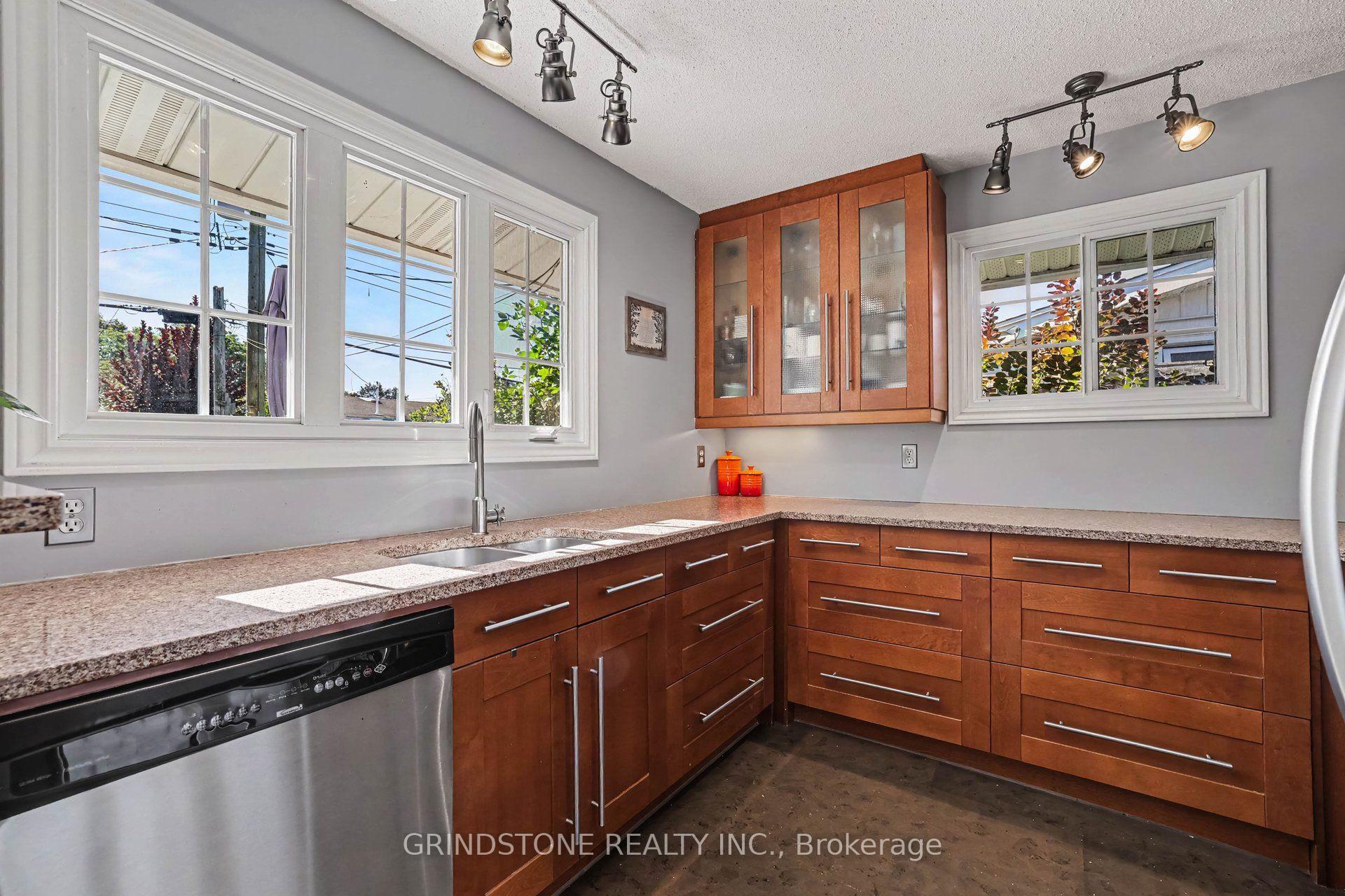 Photo 10 of 22 Bowmoor Avenue, Ottawa, Borden Farm/Stewart Farm/Carleton Heights/Parkwood Hills — HOMEH