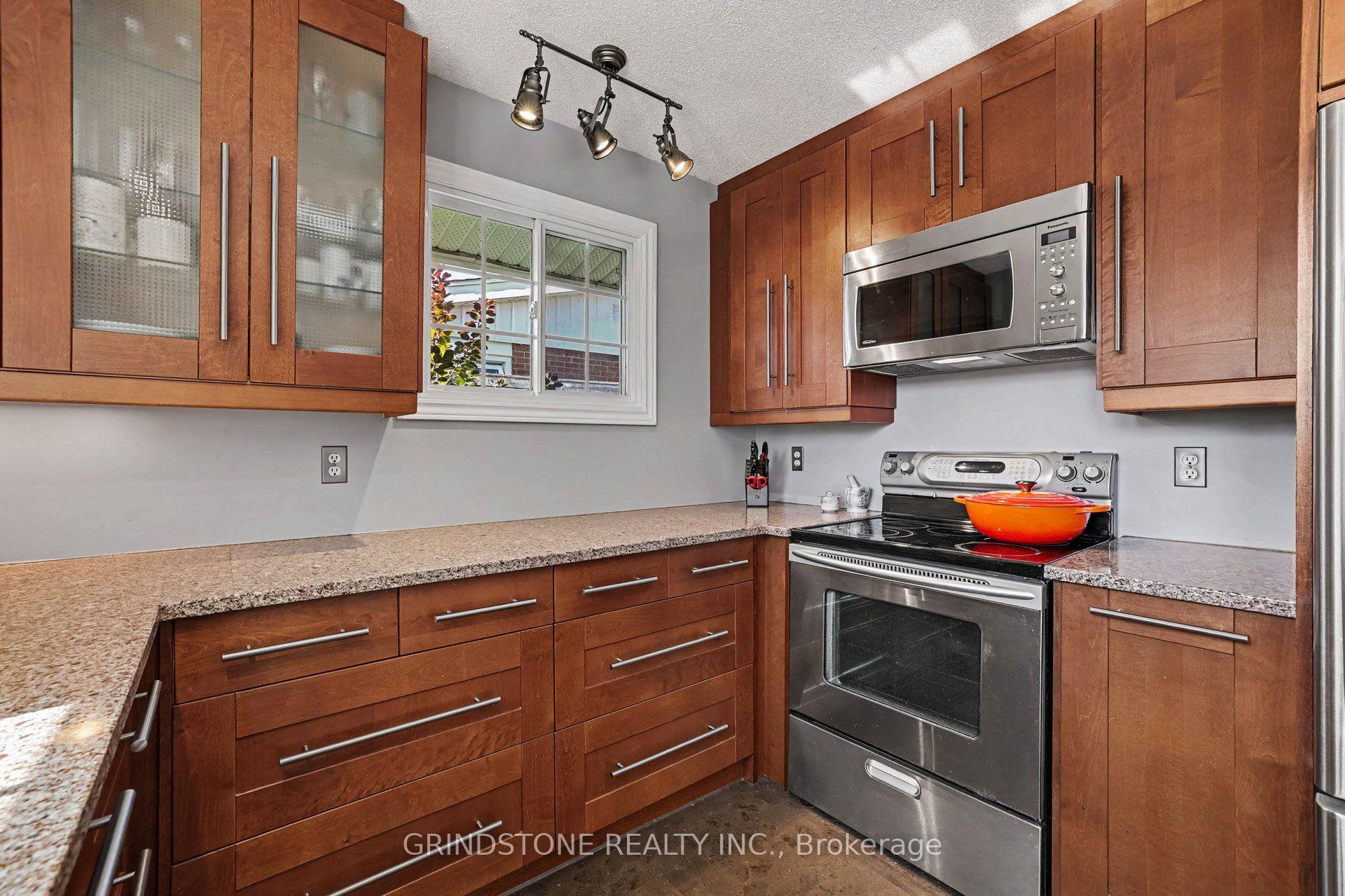 Photo 12 of 22 Bowmoor Avenue, Ottawa, Borden Farm/Stewart Farm/Carleton Heights/Parkwood Hills — HOMEH