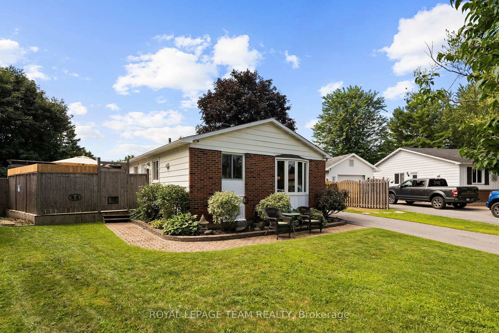 Photo 4 of 27 Ballantrae Way, Ottawa, Kanata - Glencairn/Hazeldean — HOMEH