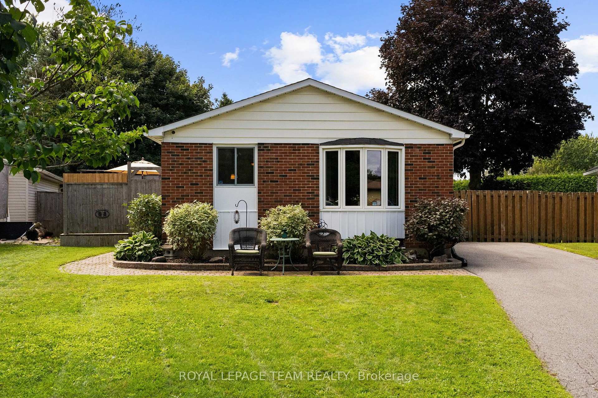 Photo 5 of 27 Ballantrae Way, Ottawa, Kanata - Glencairn/Hazeldean — HOMEH