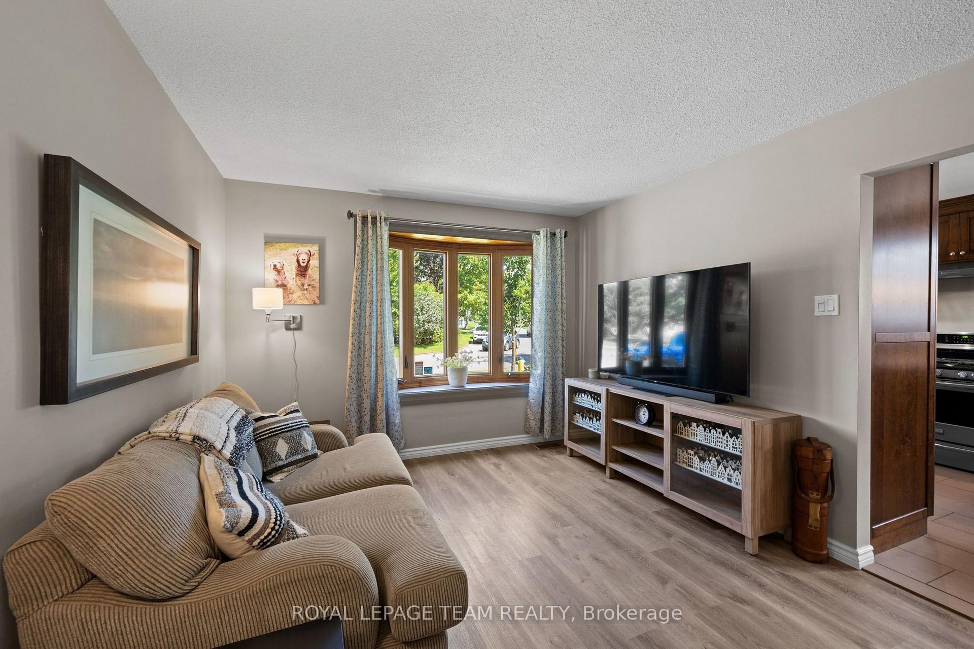 Photo 8 of 27 Ballantrae Way, Ottawa, Kanata - Glencairn/Hazeldean — HOMEH