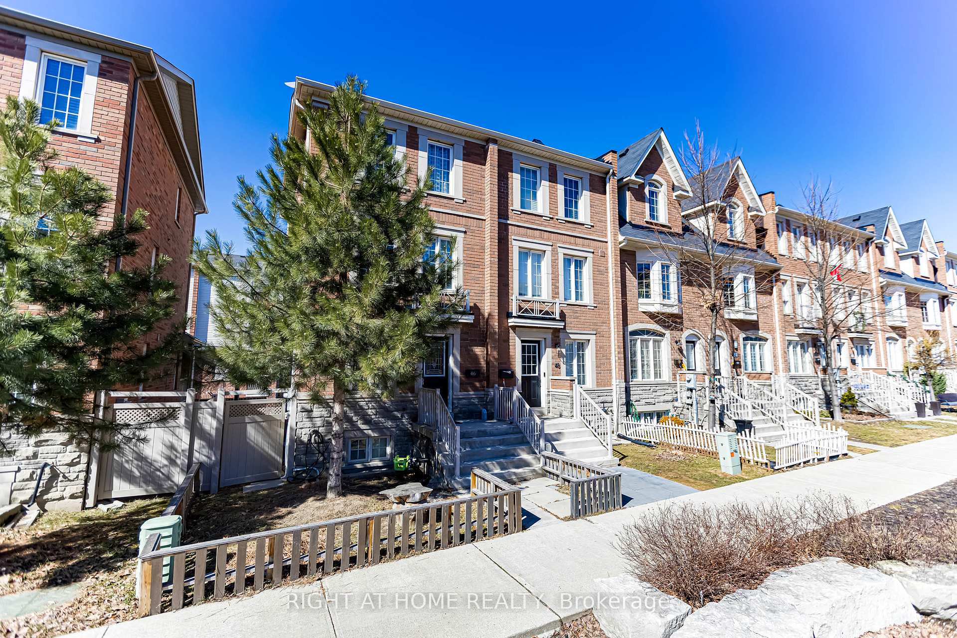 Photo 3 of 46 Odoardo Di Santo Circle, North York, Downsview-Roding-CFB — HOMEH