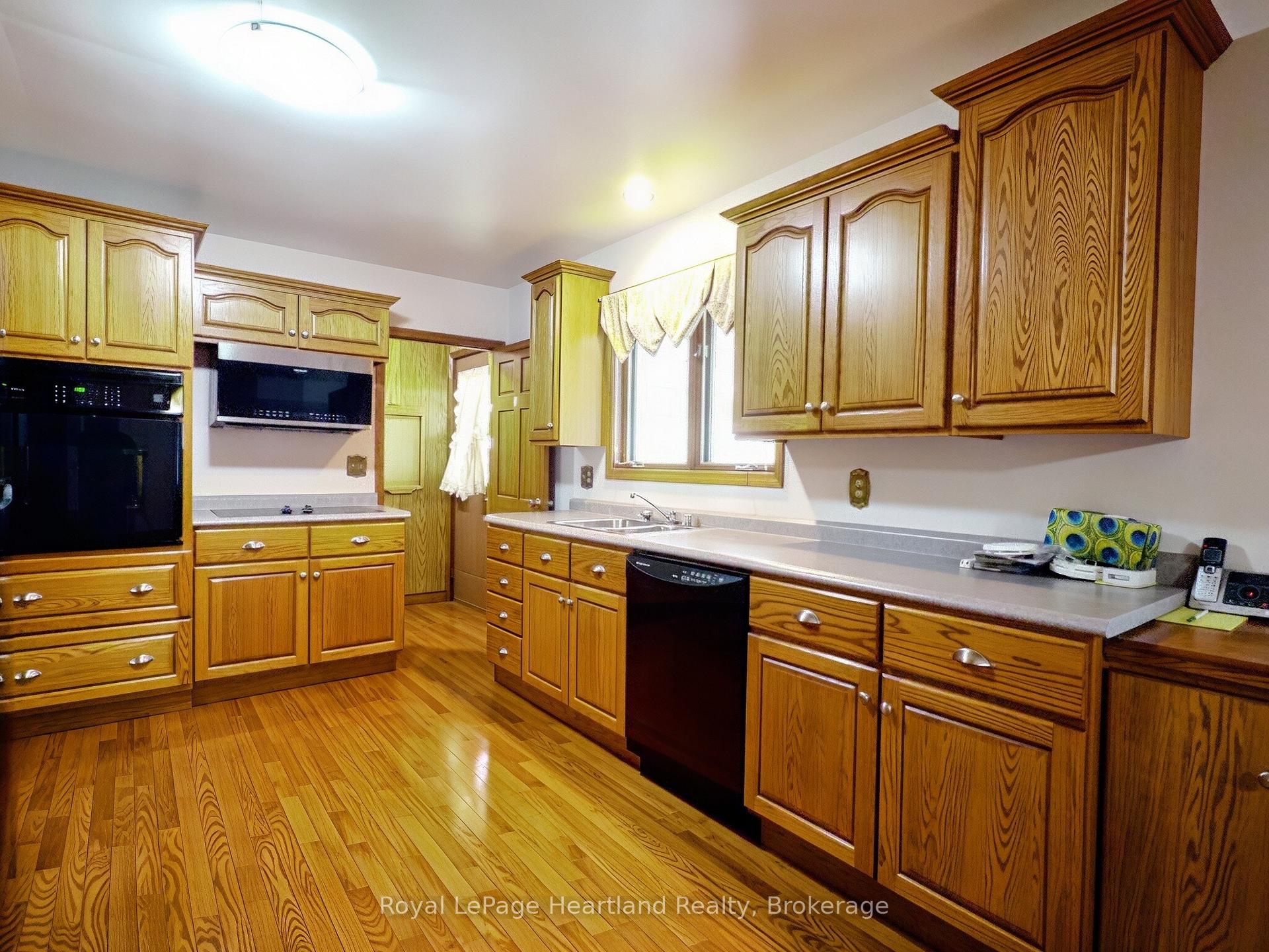 Photo 8 of 26 York Crescent, Bluewater, Hensall — HOMEH