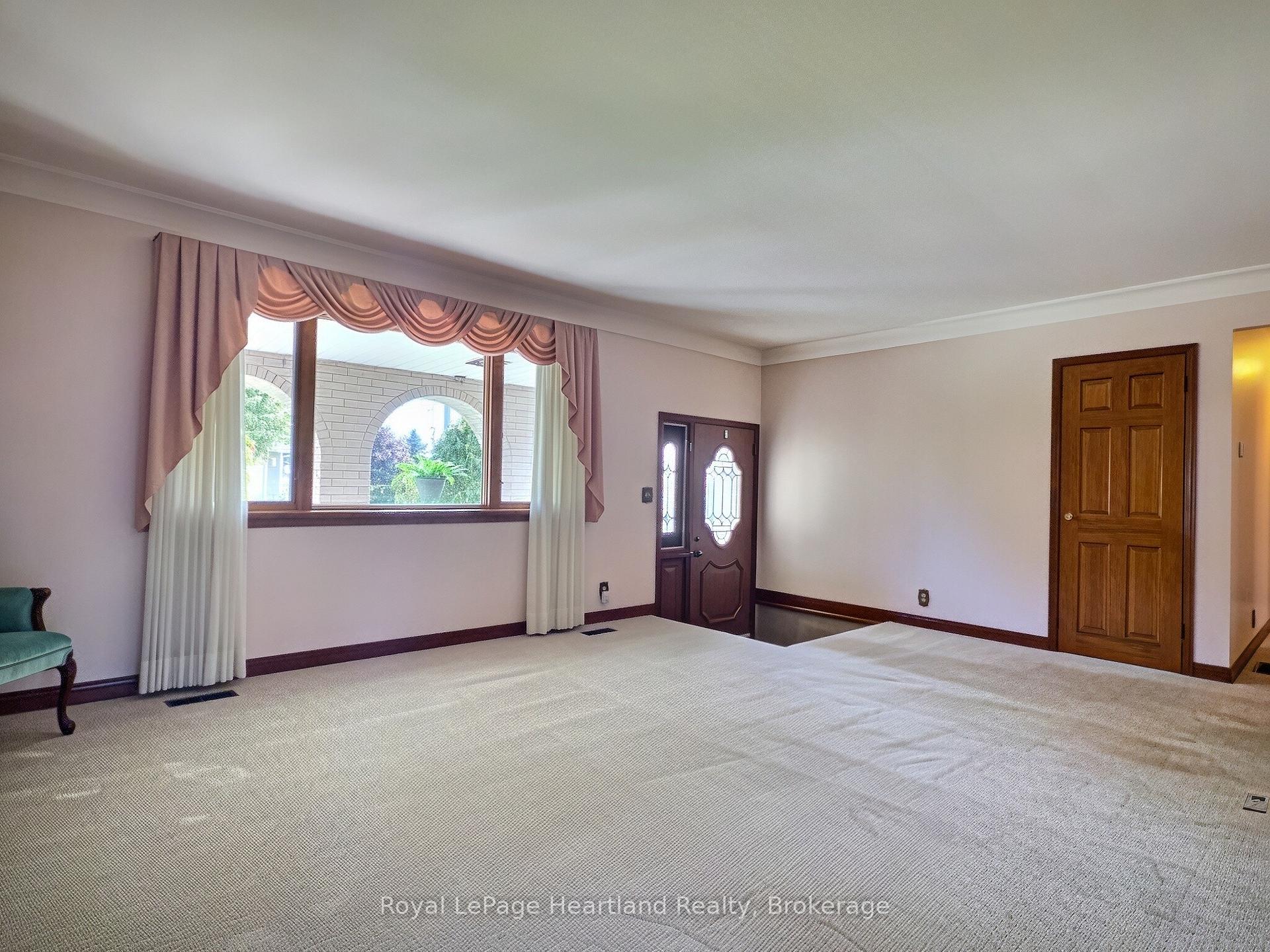 Photo 10 of 26 York Crescent, Bluewater, Hensall — HOMEH
