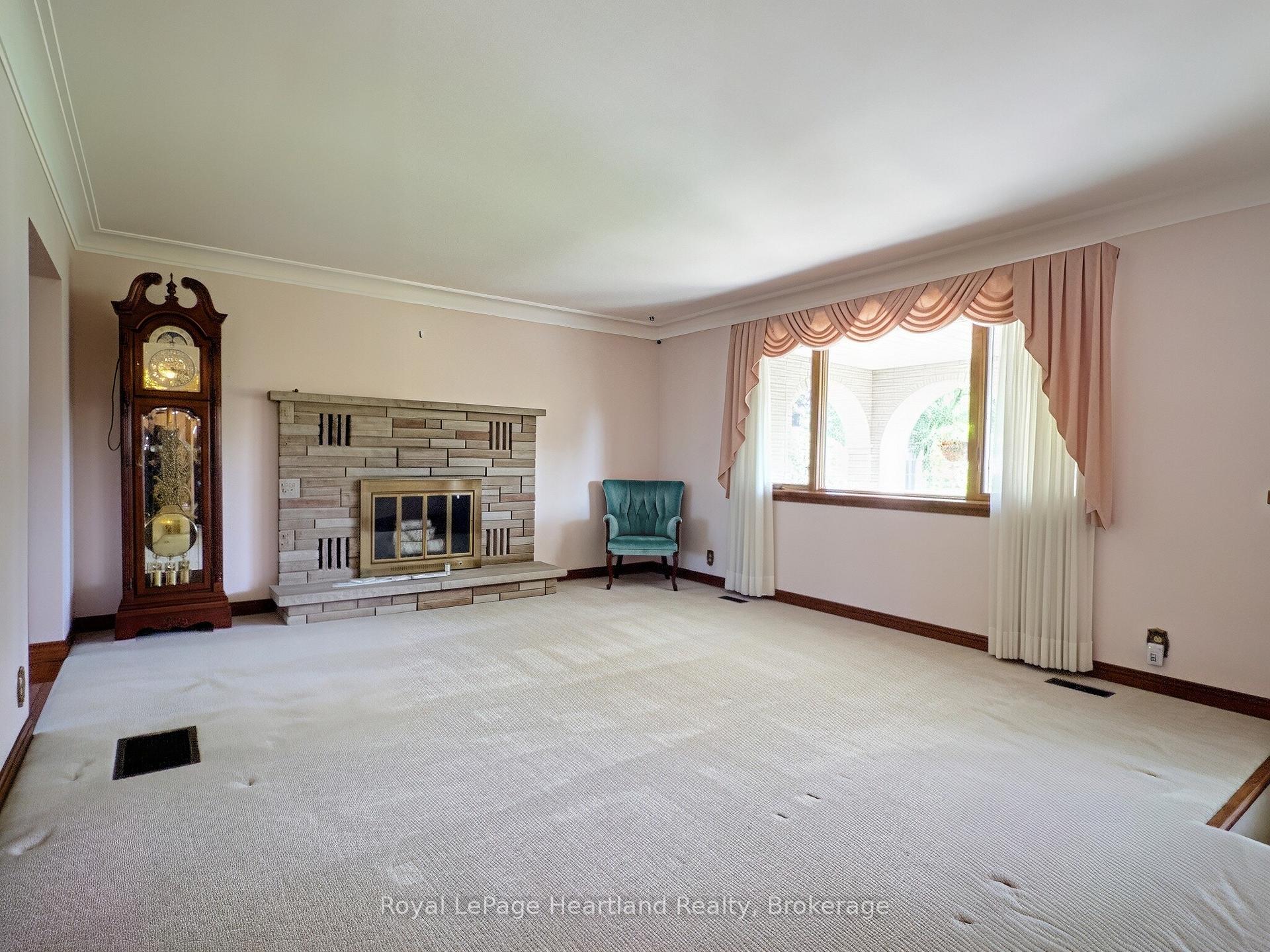 Photo 11 of 26 York Crescent, Bluewater, Hensall — HOMEH
