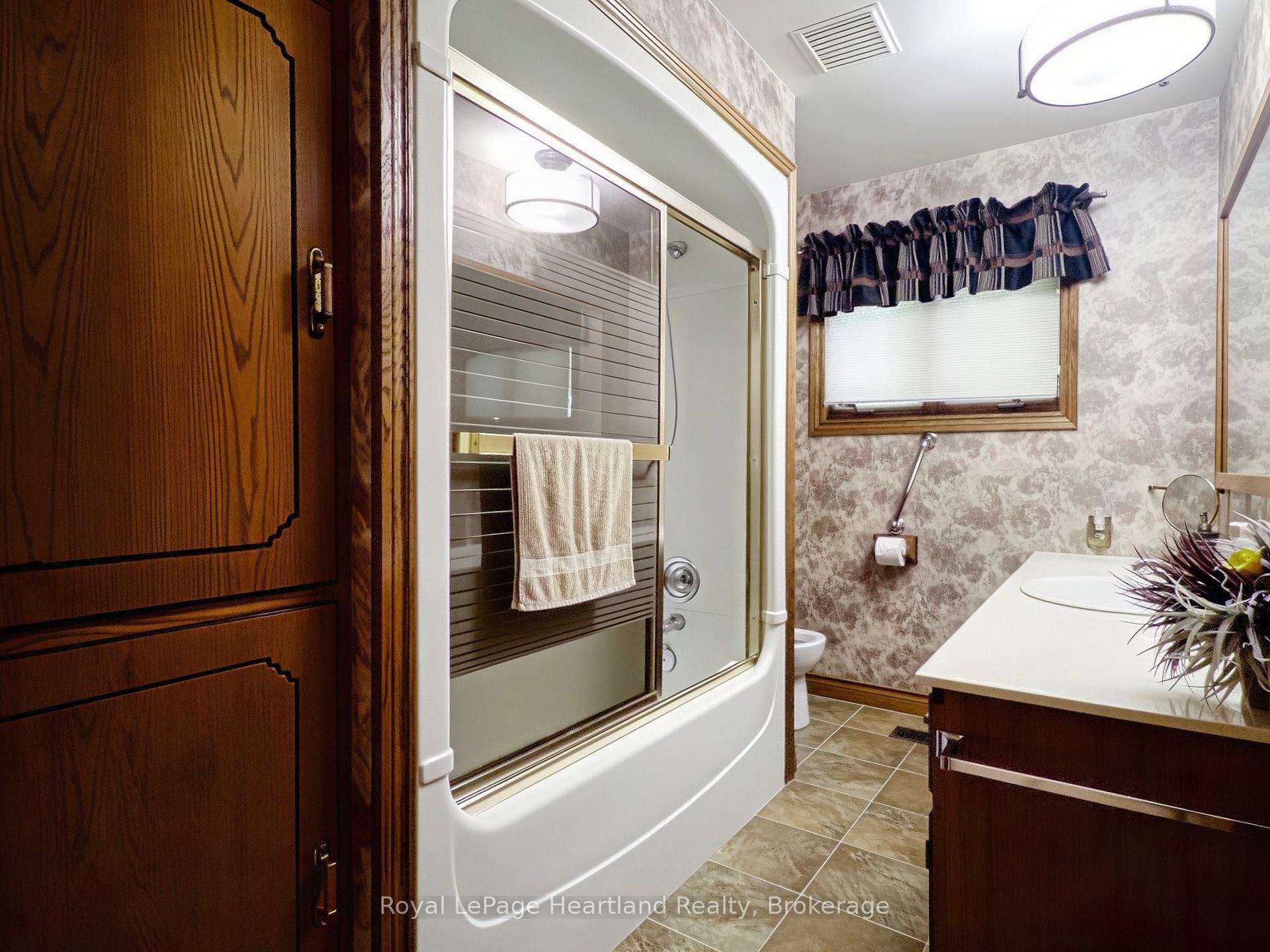 Photo 15 of 26 York Crescent, Bluewater, Hensall — HOMEH