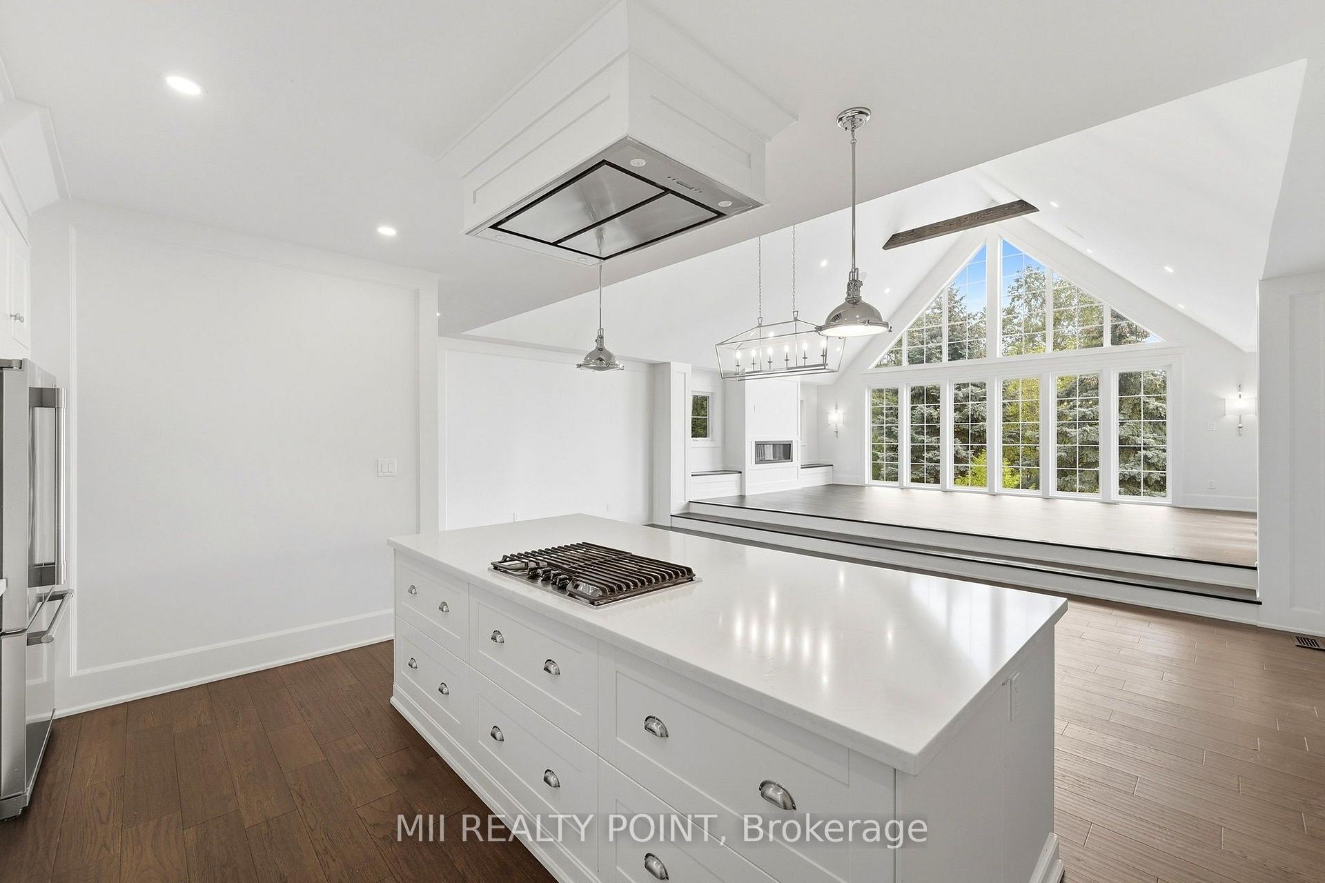 Photo 8 of 881 Danforth Place, Burlington, Bayview — HOMEH