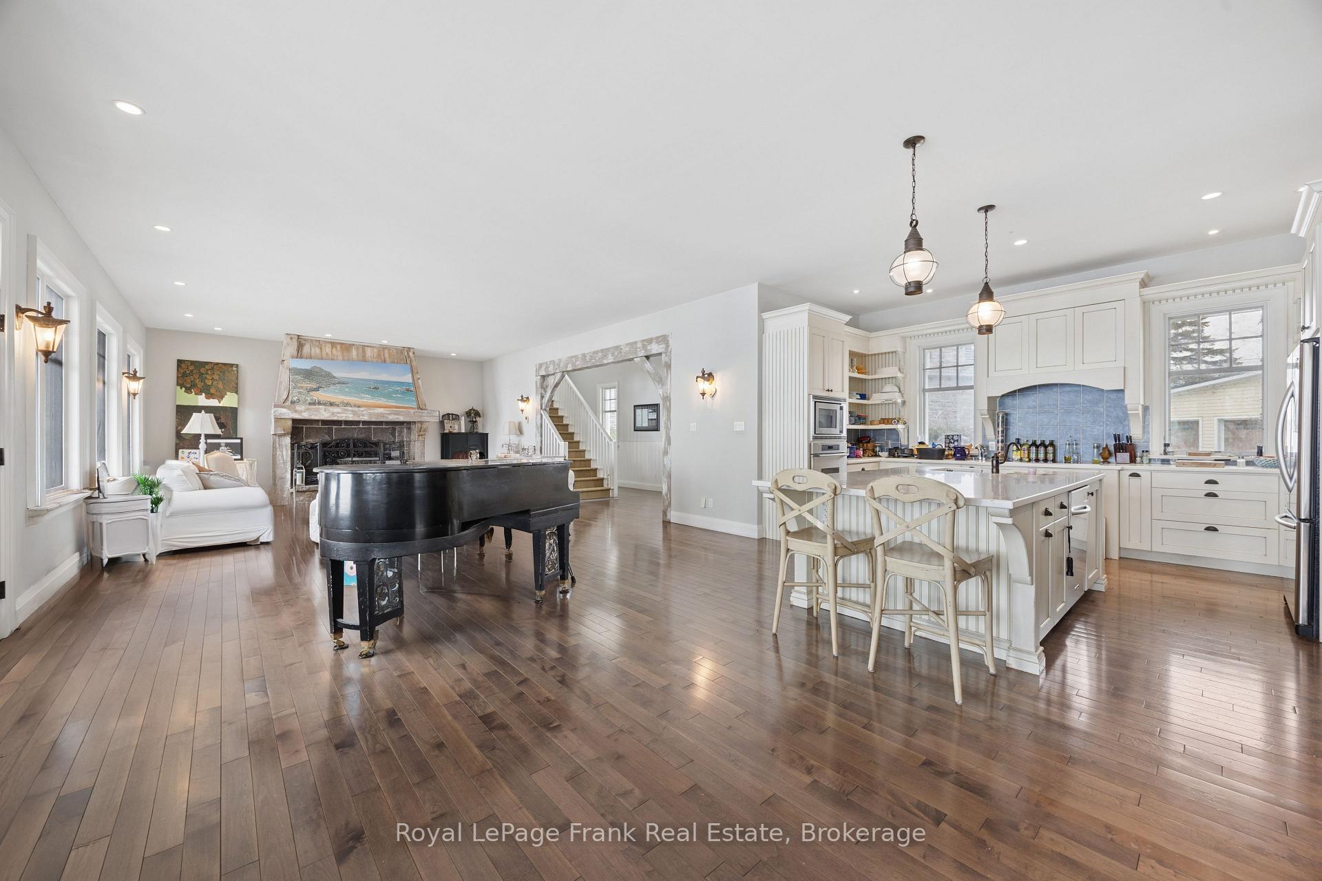 Photo 4 of 136 Lake Drive E, Georgina, Historic Lakeshore Communities — HOMEH