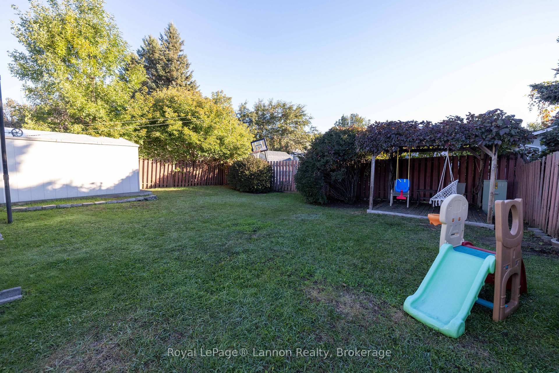 Photo 3 of 376 Ryerson Crescent, Thunder Bay, College Park — HOMEH