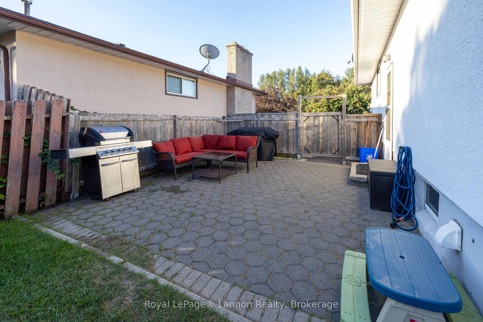 Photo 4 of 376 Ryerson Crescent, Thunder Bay, College Park — HOMEH