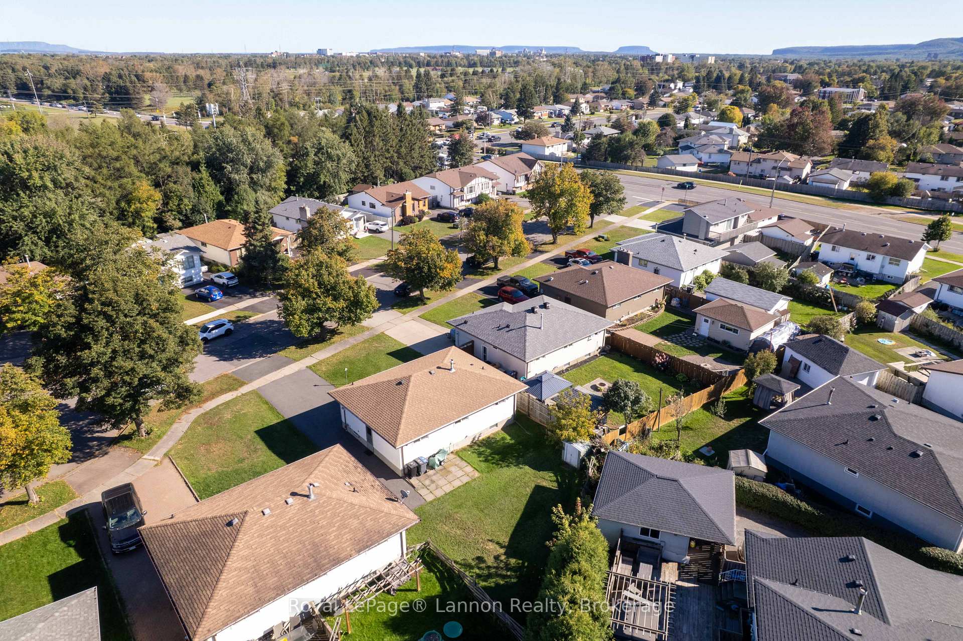 Photo 6 of 376 Ryerson Crescent, Thunder Bay, College Park — HOMEH