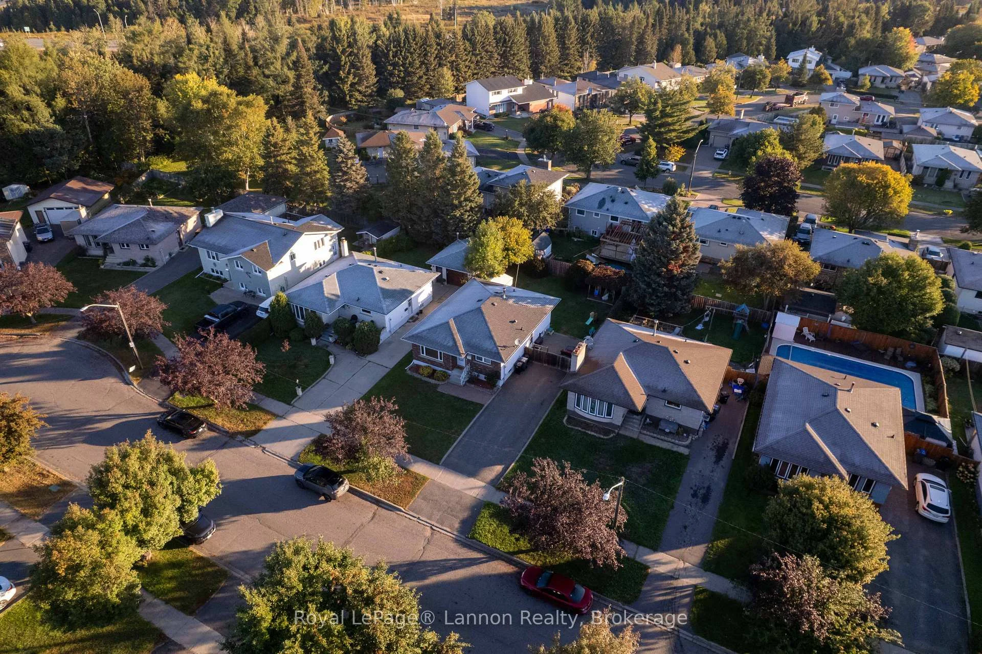 Photo 33 of 376 Ryerson Crescent, Thunder Bay, College Park — HOMEH