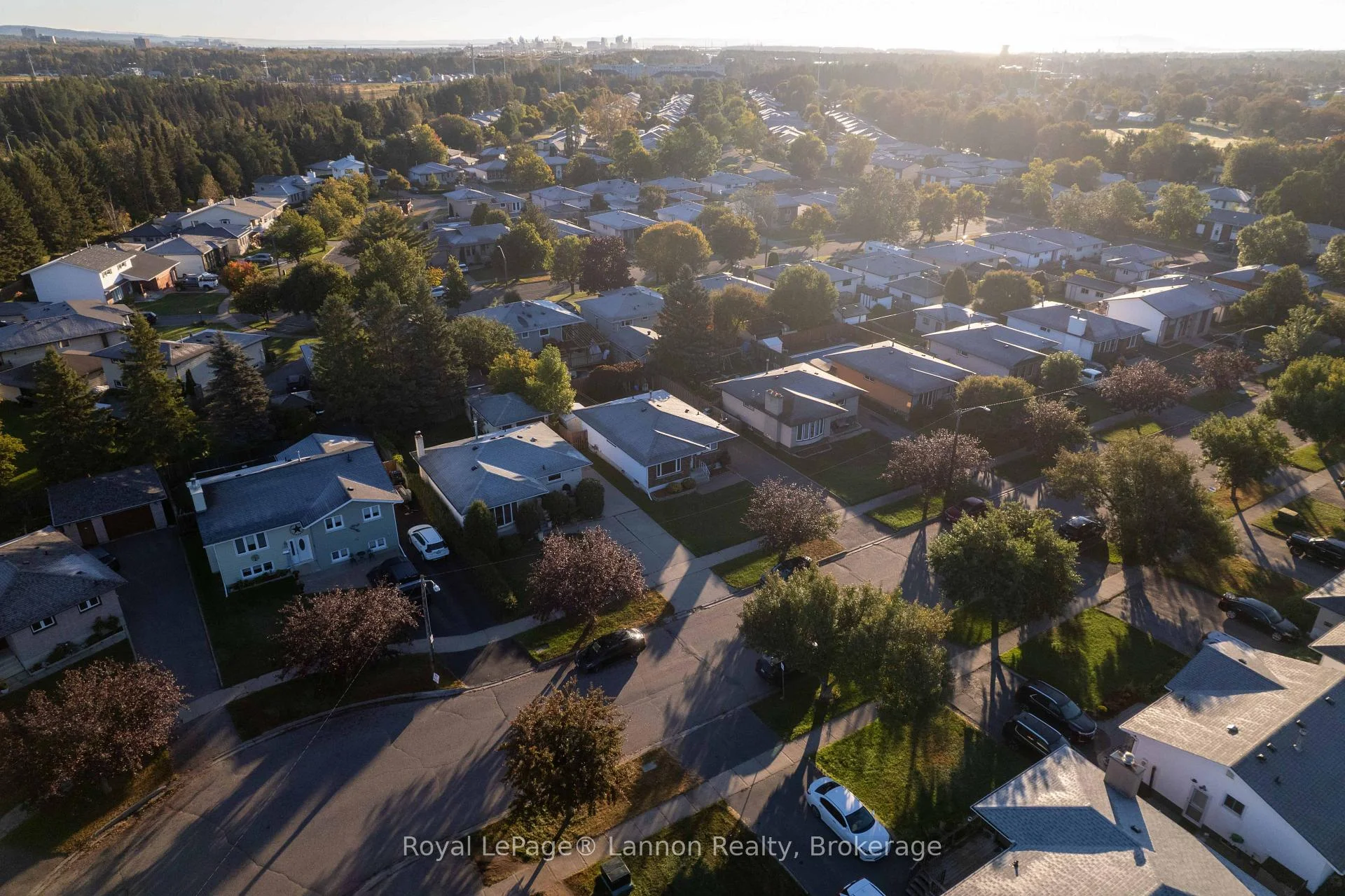 Photo 36 of 376 Ryerson Crescent, Thunder Bay, College Park — HOMEH