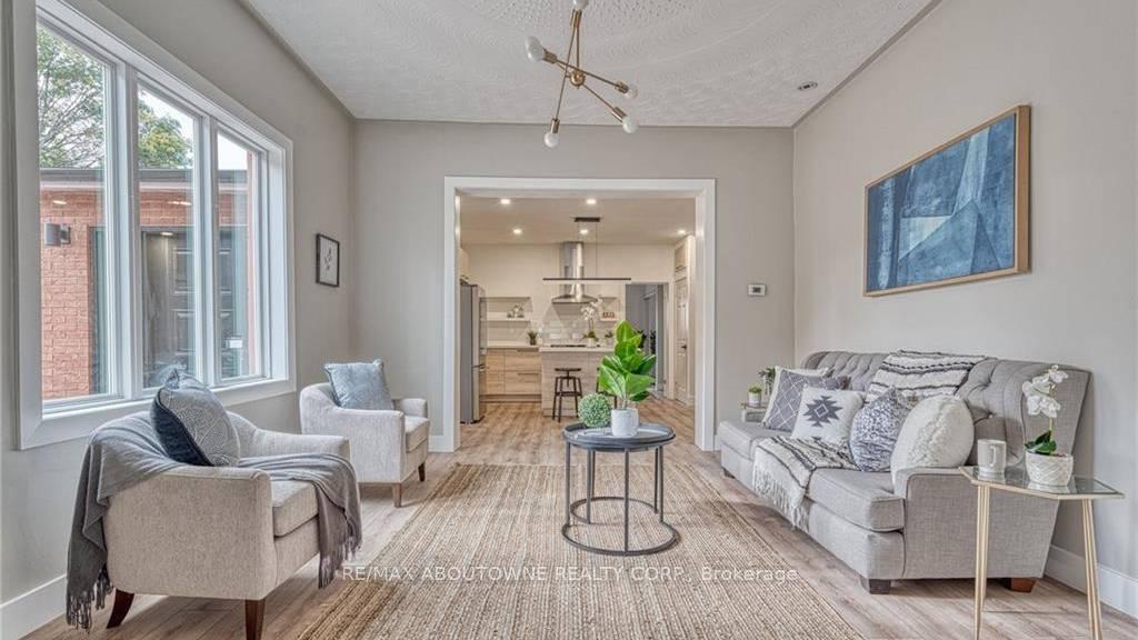 Photo 10 of 43 Crooks Street, Hamilton, Strathcona — HOMEH