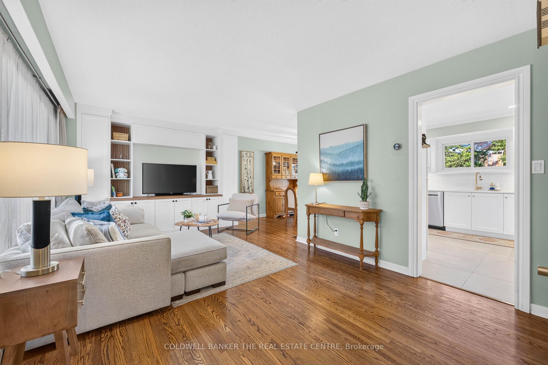 Photo 3 of 127 Roxborough Road, Newmarket, Gorham-College Manor — HOMEH