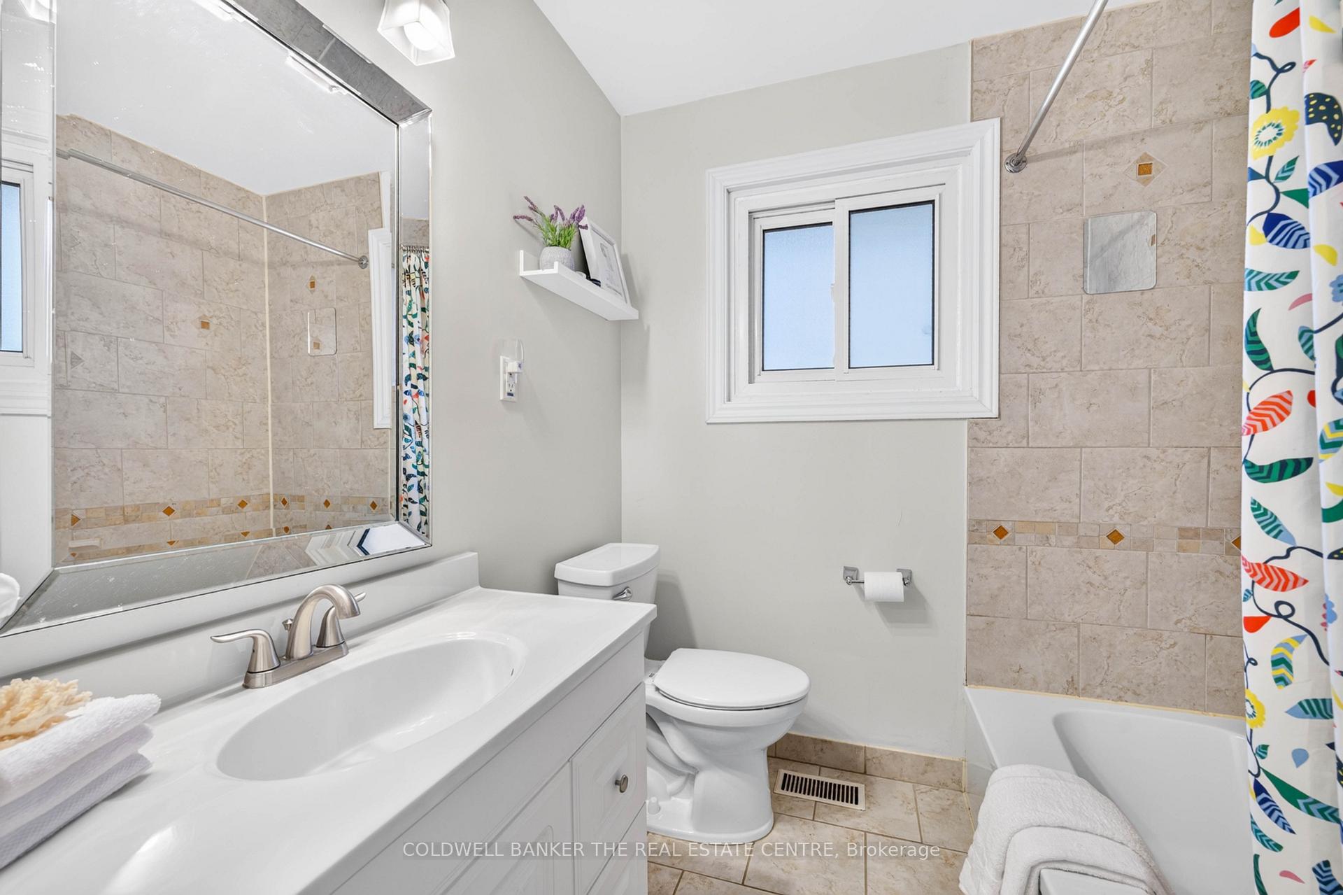 Photo 16 of 127 Roxborough Road, Newmarket, Gorham-College Manor — HOMEH