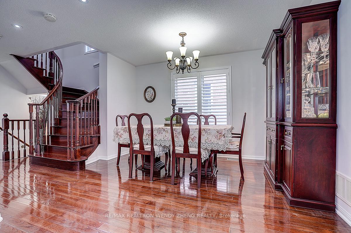 Photo 5 of 10 Collie Crescent, Whitchurch-Stouffville, Stouffville — HOMEH