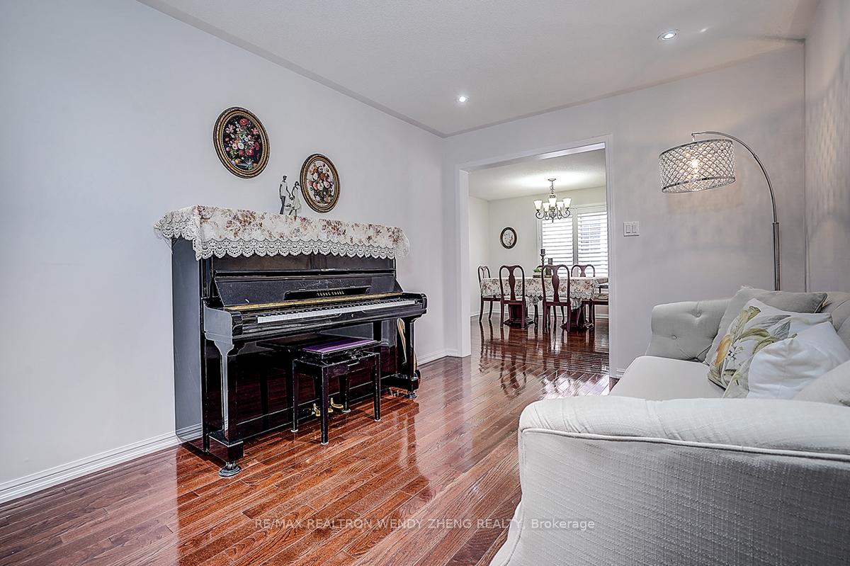 Photo 7 of 10 Collie Crescent, Whitchurch-Stouffville, Stouffville — HOMEH