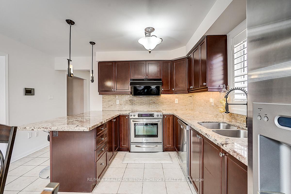 Photo 12 of 10 Collie Crescent, Whitchurch-Stouffville, Stouffville — HOMEH