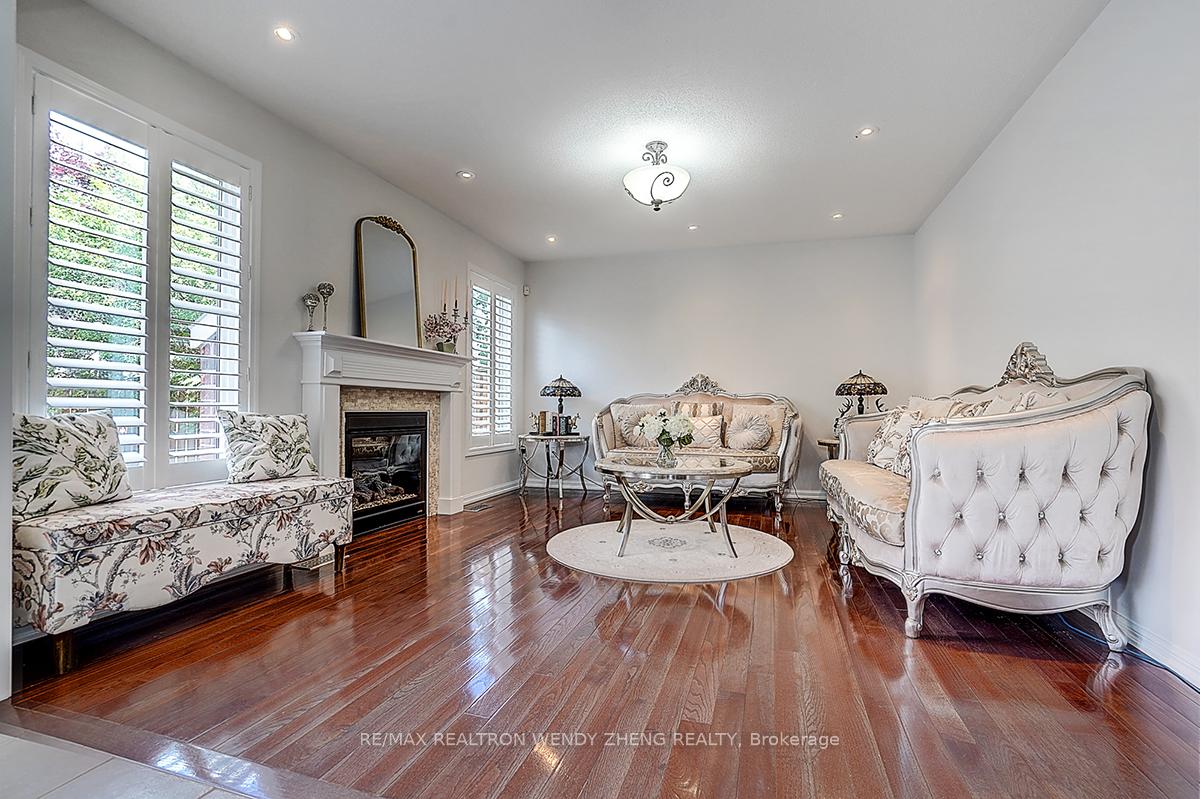 Photo 13 of 10 Collie Crescent, Whitchurch-Stouffville, Stouffville — HOMEH