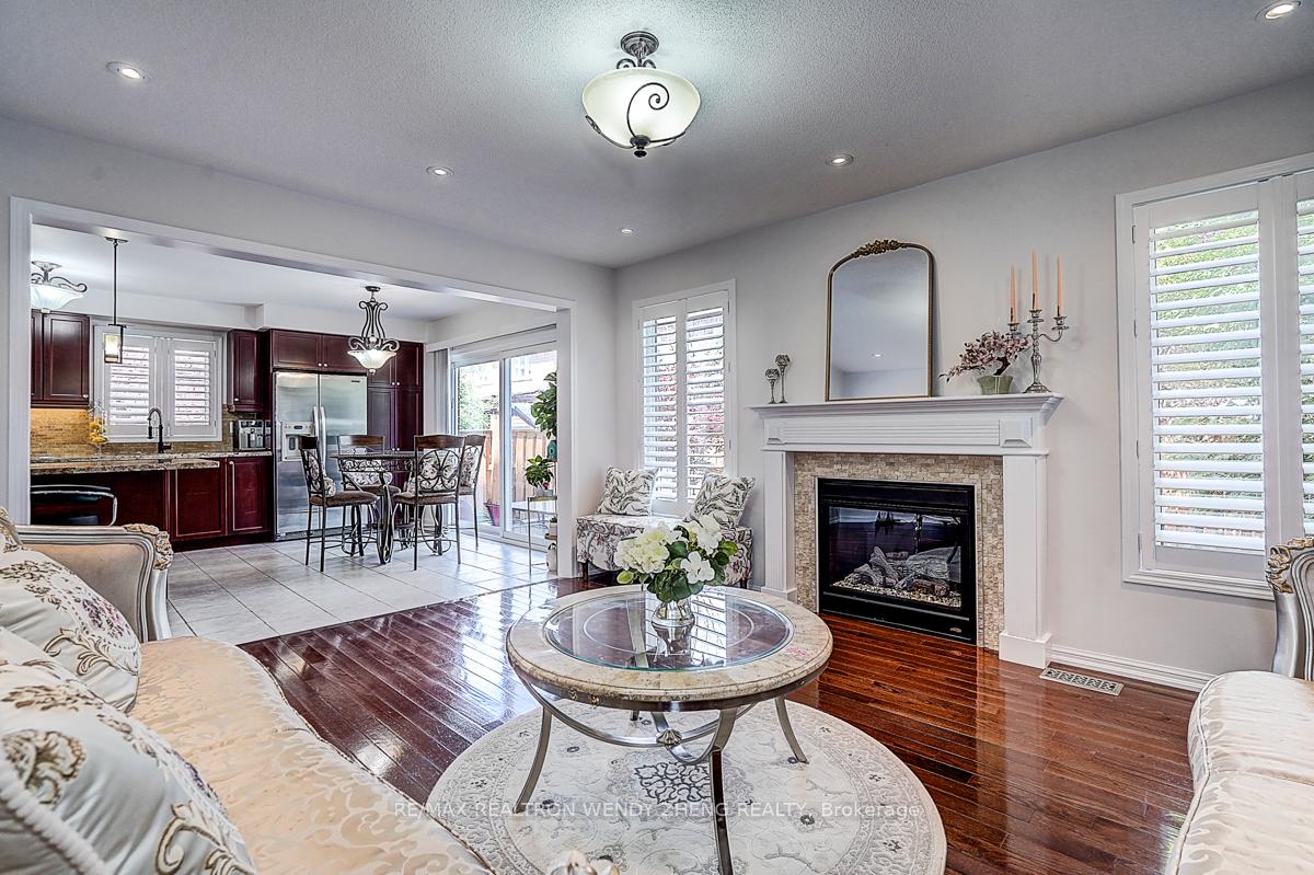 Photo 14 of 10 Collie Crescent, Whitchurch-Stouffville, Stouffville — HOMEH