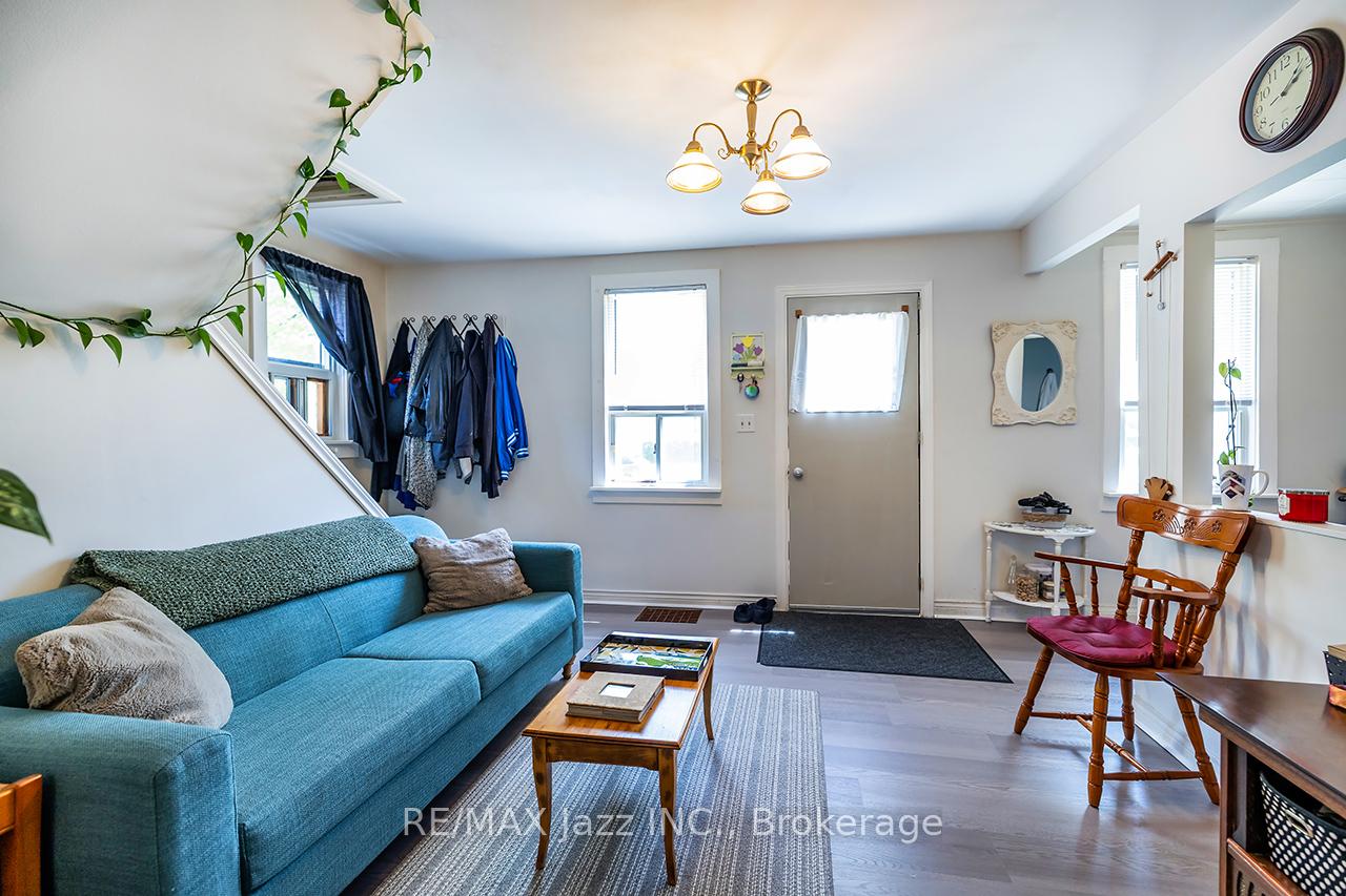 Photo 4 of 162 College Avenue, Oshawa, Vanier — HOMEH
