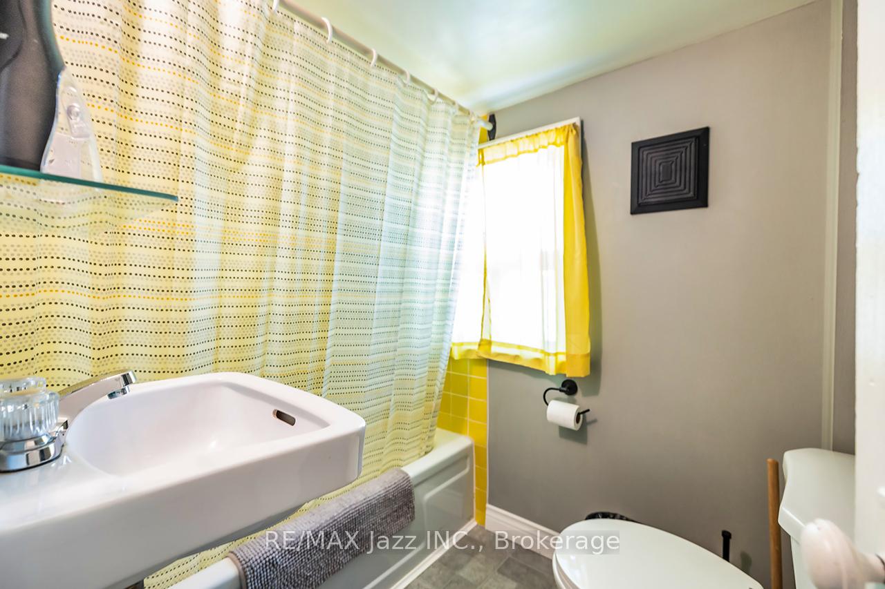 Photo 22 of 162 College Avenue, Oshawa, Vanier — HOMEH