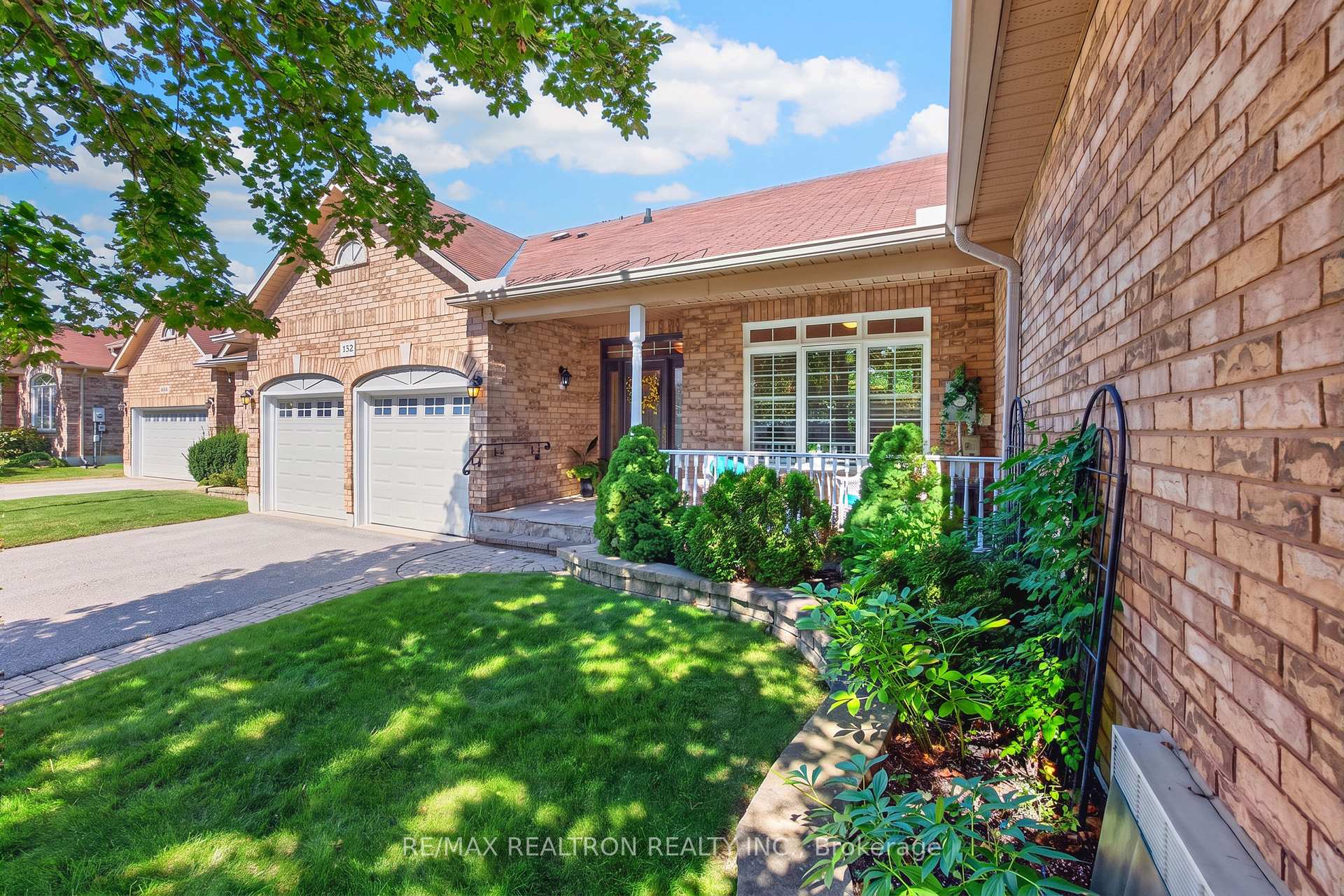 Photo 3 of 402 Morley Cook Crescent, Newmarket, Stonehaven-Wyndham — HOMEH