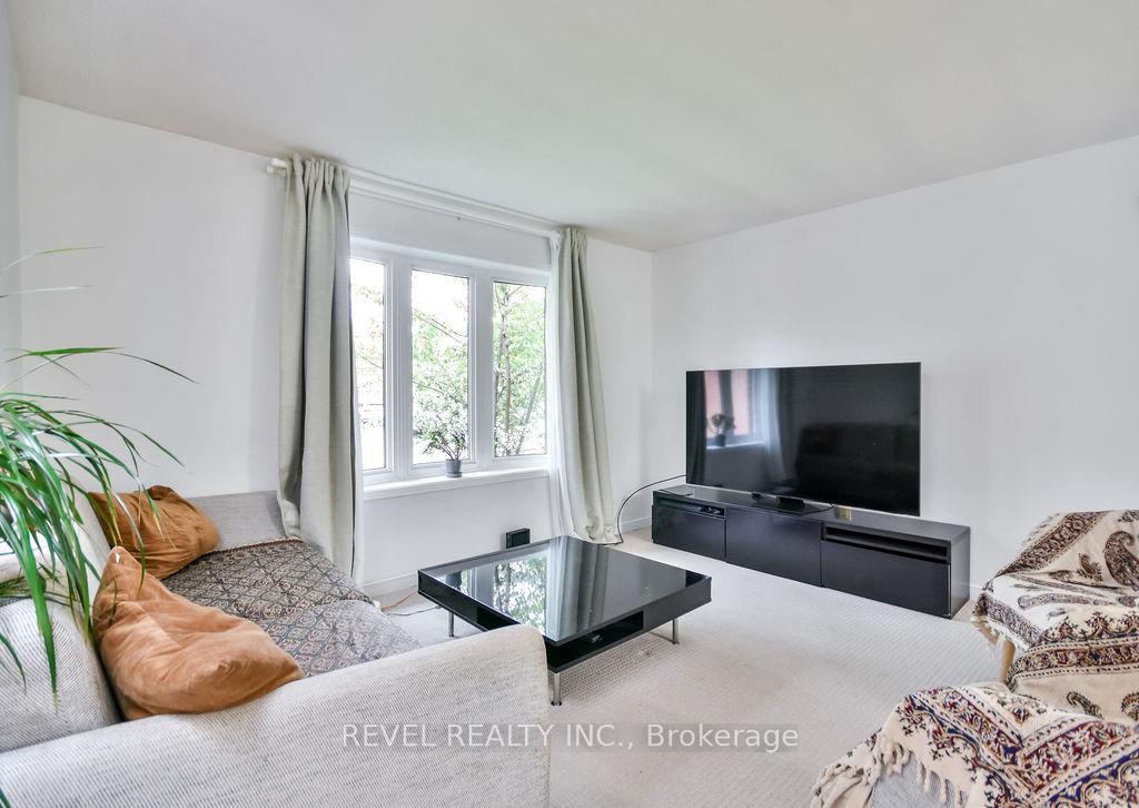 Photo 5 of 57 Irwin Drive, Barrie, Northwest — HOMEH