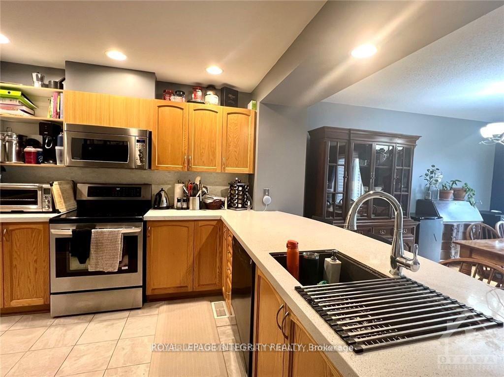 Photo 10 of 249 Saddlesmith Circle, Ottawa, Kanata - Emerald Meadows/Trailwest — HOMEH