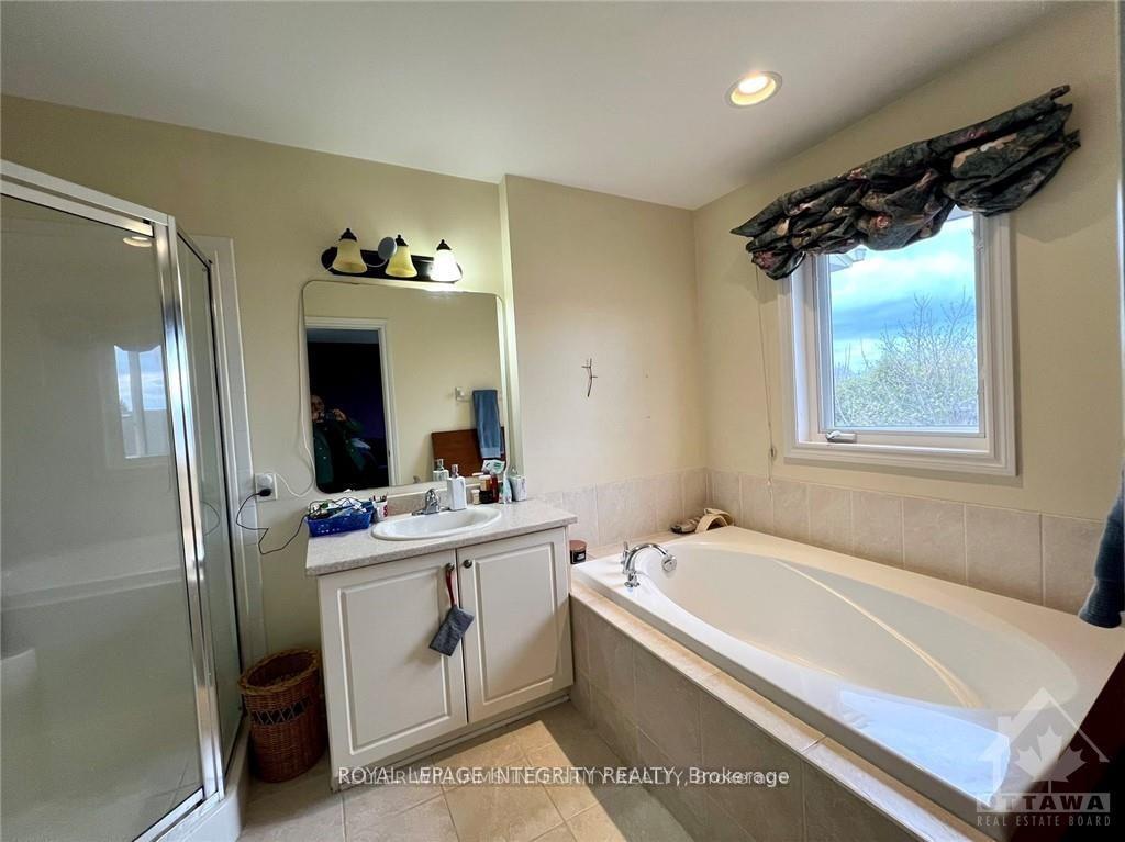 Photo 19 of 249 Saddlesmith Circle, Ottawa, Kanata - Emerald Meadows/Trailwest — HOMEH