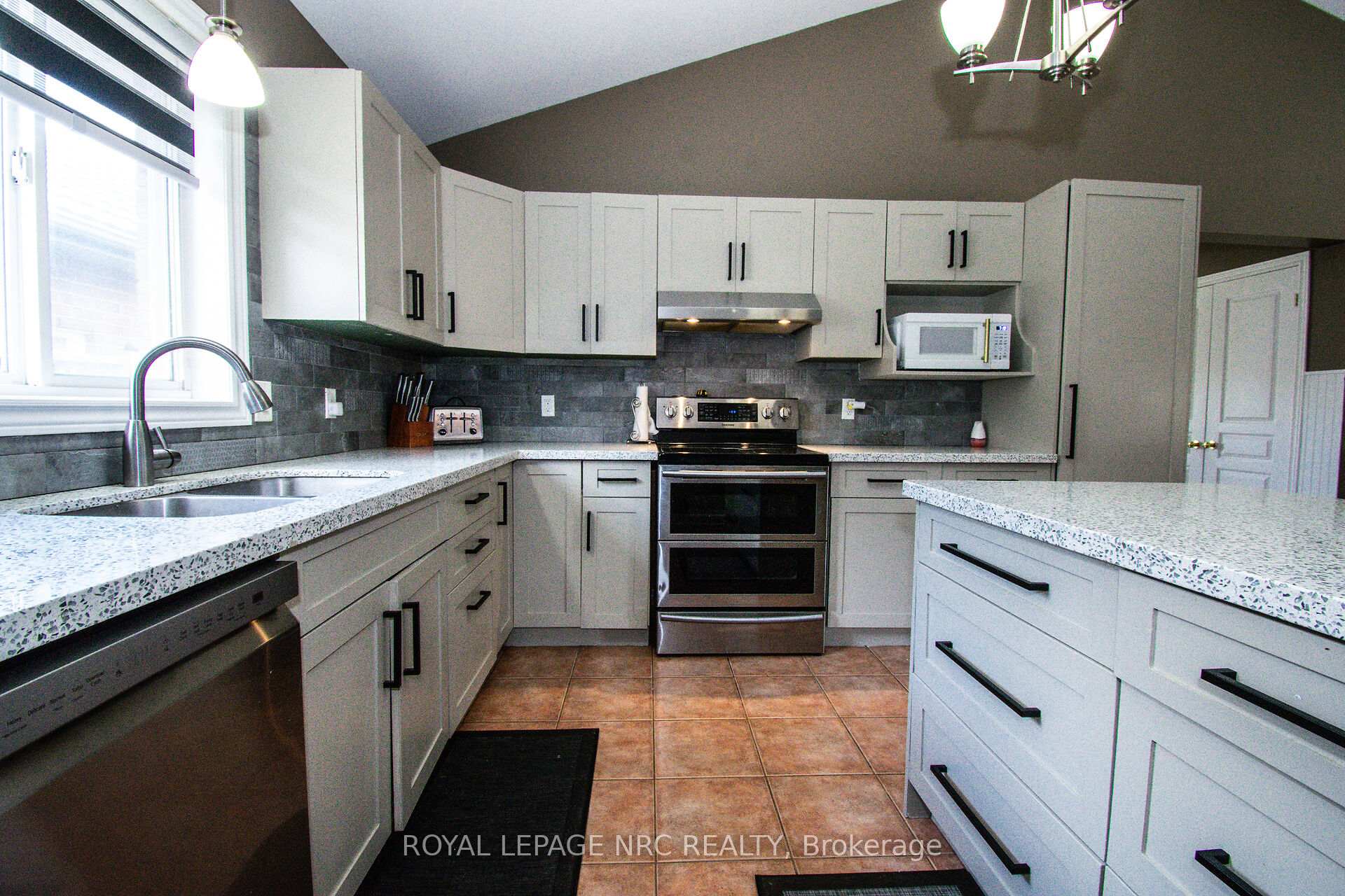 Photo 10 of 15 Arlene Street, St. Catharines, Rykert/Vansickle — HOMEH