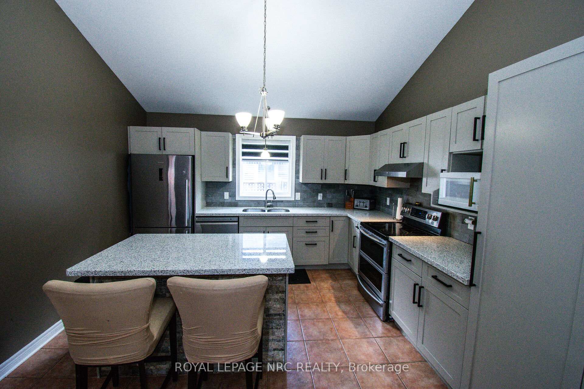 Photo 11 of 15 Arlene Street, St. Catharines, Rykert/Vansickle — HOMEH