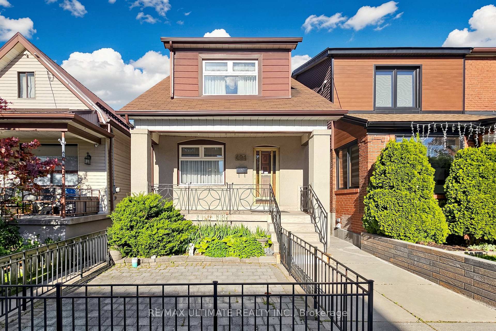 Front of 494 Oakwood Avenue W