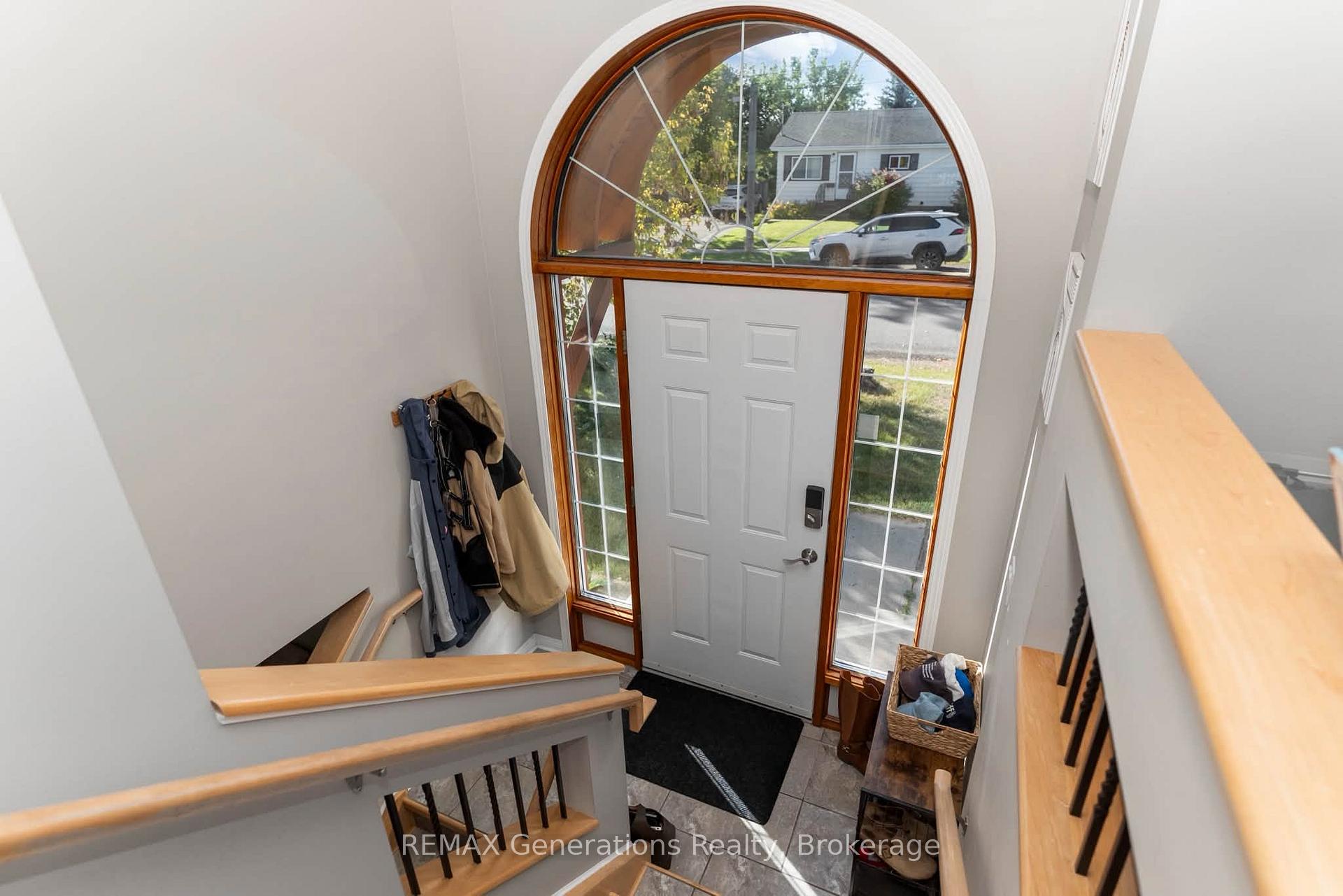 Photo 2 of 330 Montclair Street, Thunder Bay, Current River — HOMEH
