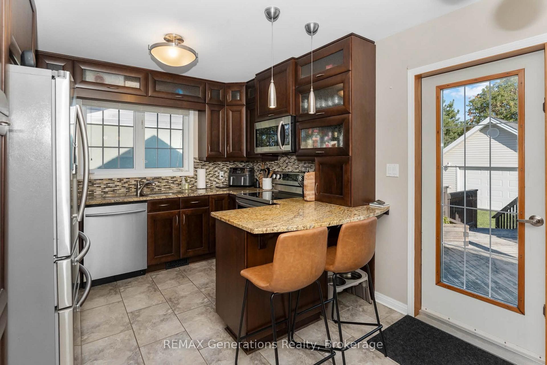 Photo 5 of 330 Montclair Street, Thunder Bay, Current River — HOMEH
