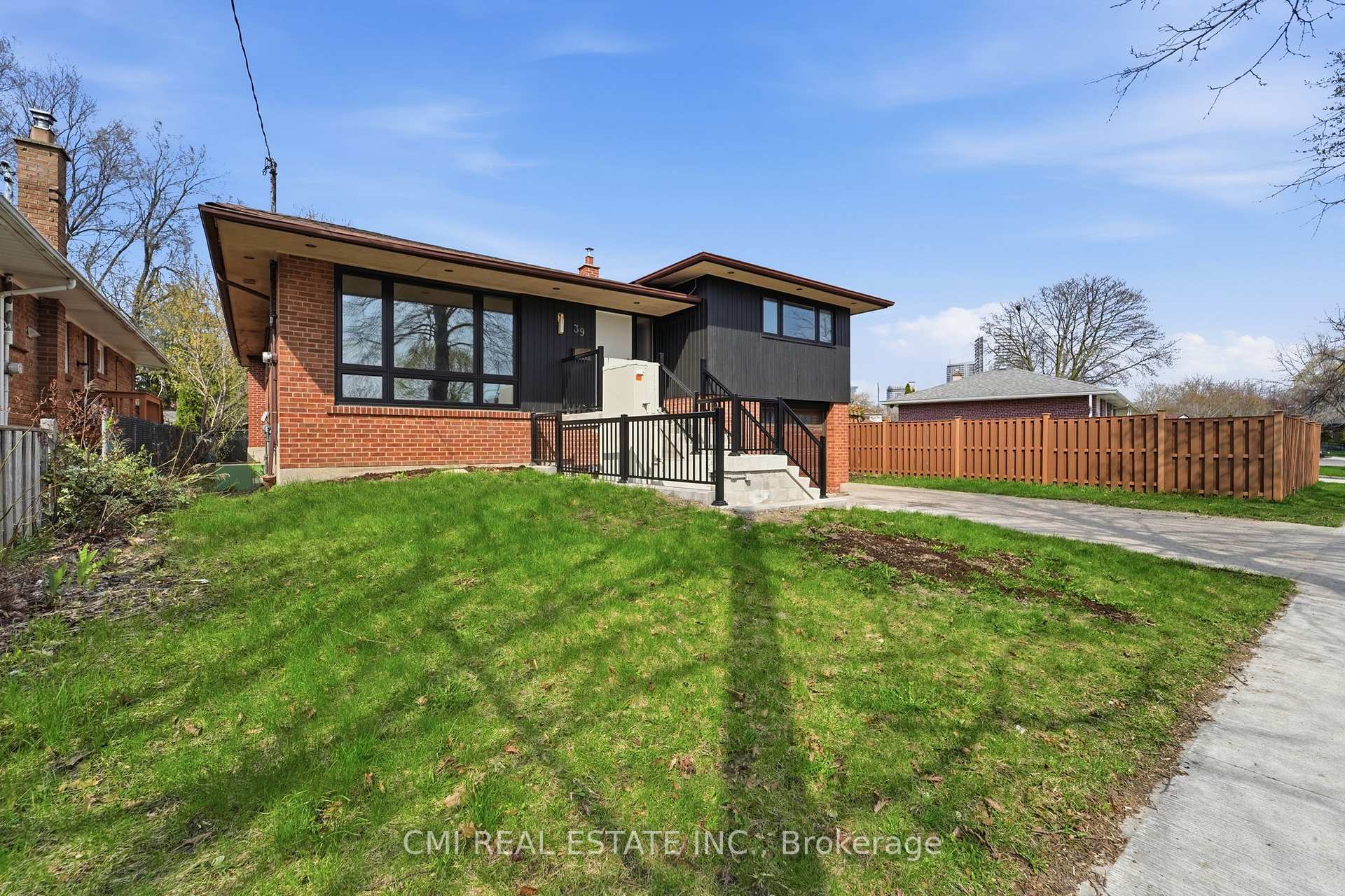 Photo 4 of 39 Earlton Road, Scarborough, Tam O'Shanter-Sullivan — HOMEH