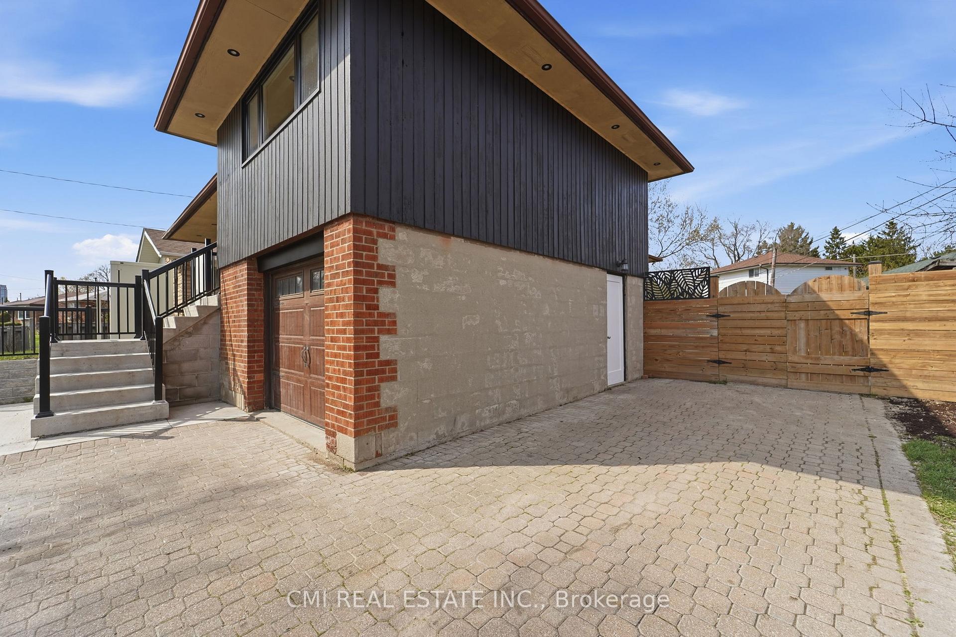 Photo 5 of 39 Earlton Road, Scarborough, Tam O'Shanter-Sullivan — HOMEH