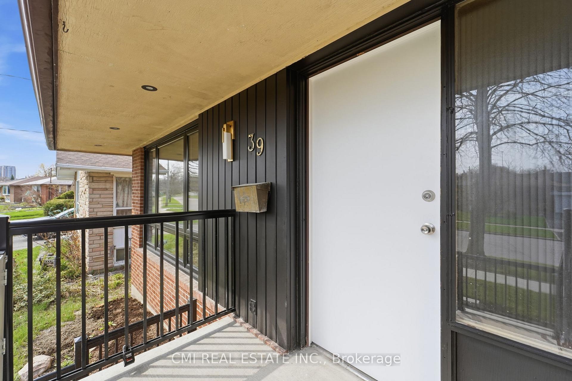 Photo 6 of 39 Earlton Road, Scarborough, Tam O'Shanter-Sullivan — HOMEH
