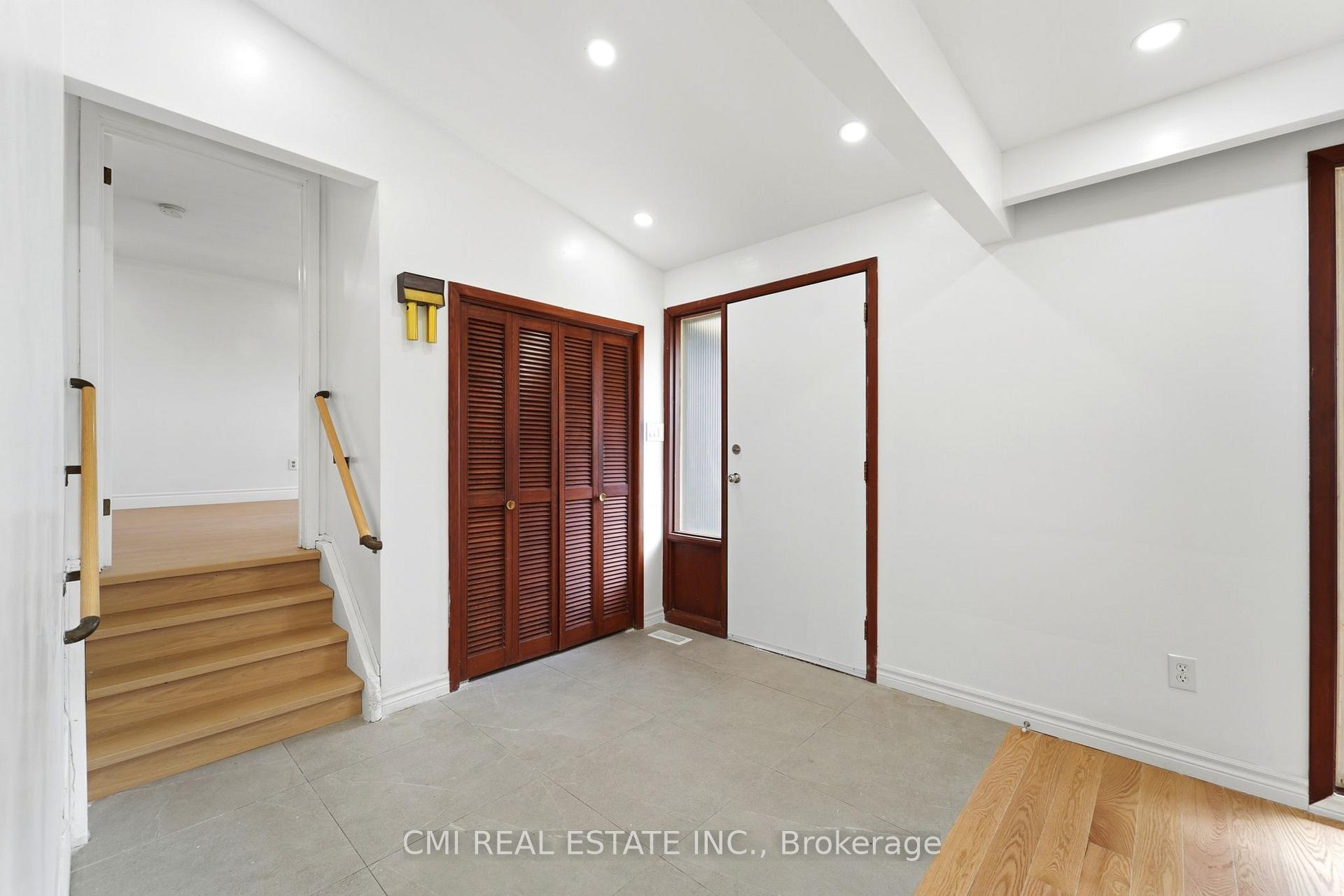Photo 7 of 39 Earlton Road, Scarborough, Tam O'Shanter-Sullivan — HOMEH