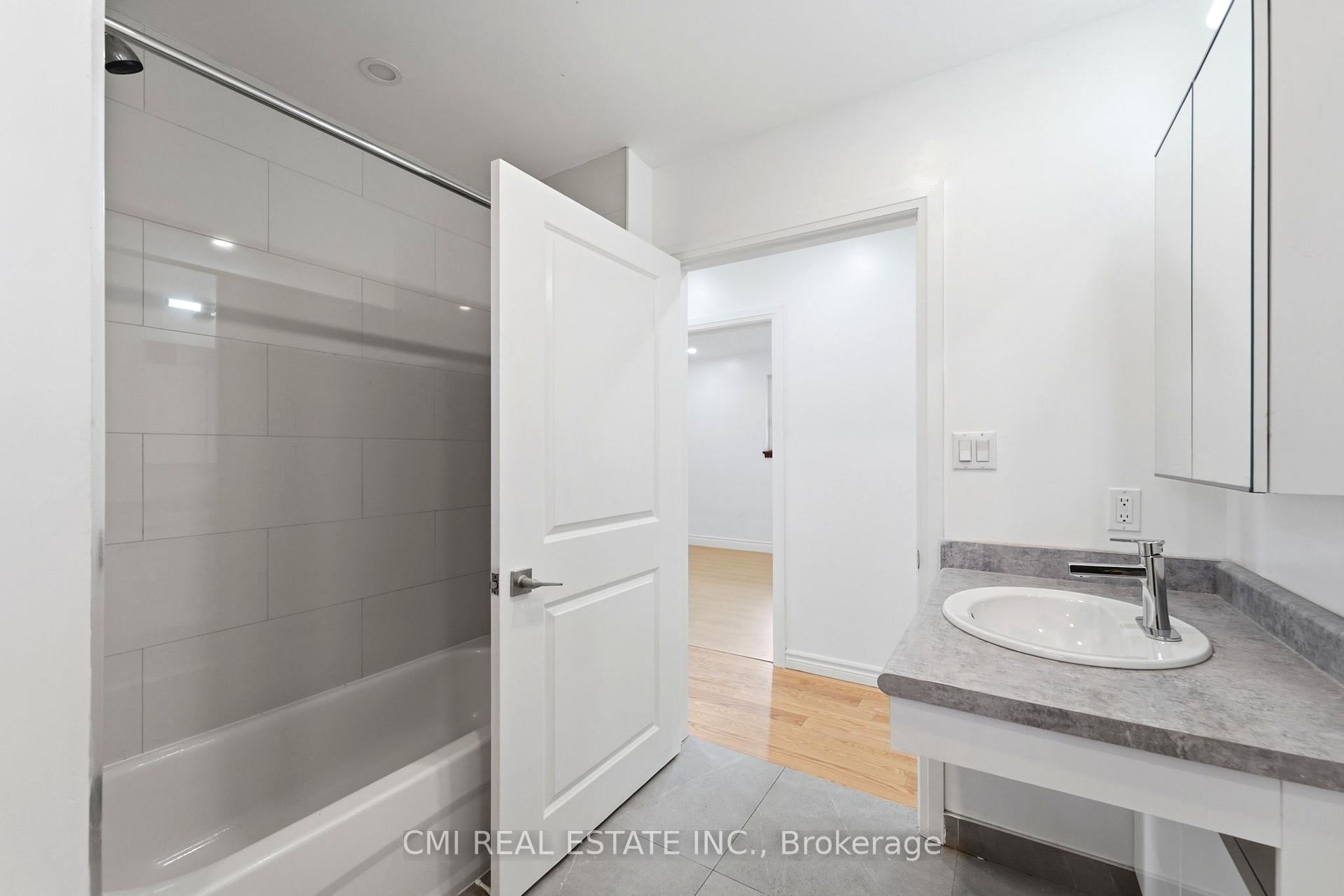 Photo 15 of 39 Earlton Road, Scarborough, Tam O'Shanter-Sullivan — HOMEH