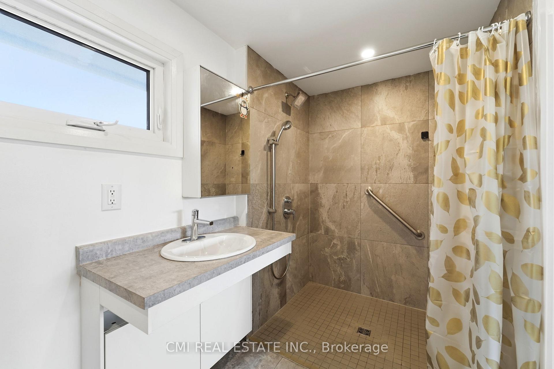 Photo 16 of 39 Earlton Road, Scarborough, Tam O'Shanter-Sullivan — HOMEH