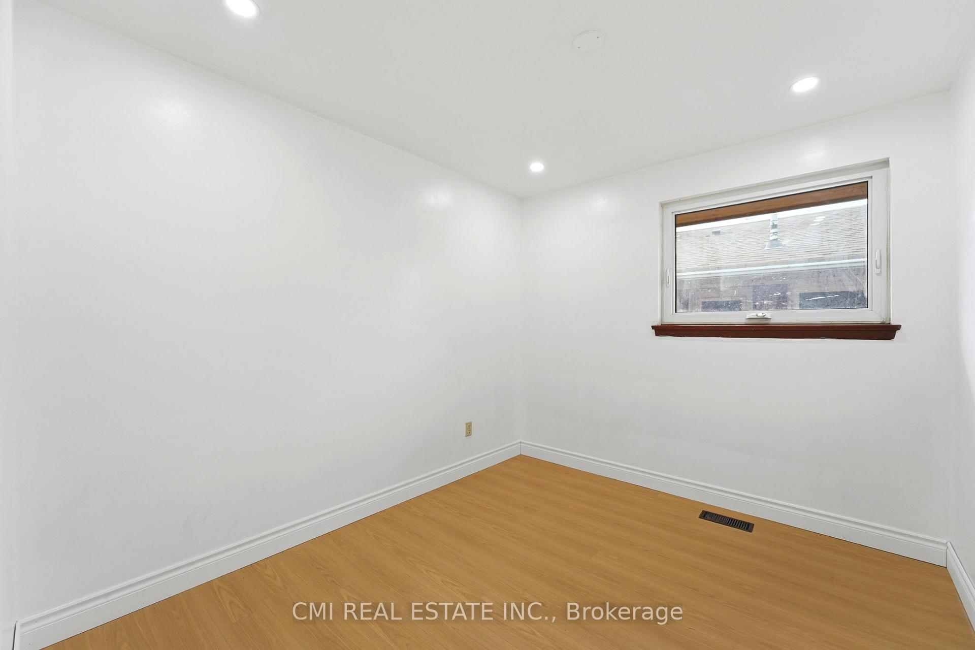 Photo 19 of 39 Earlton Road, Scarborough, Tam O'Shanter-Sullivan — HOMEH