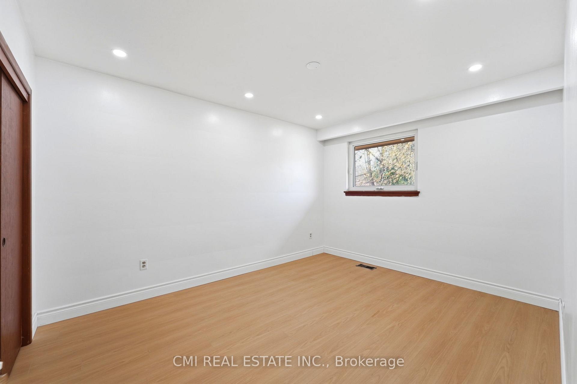 Photo 21 of 39 Earlton Road, Scarborough, Tam O'Shanter-Sullivan — HOMEH