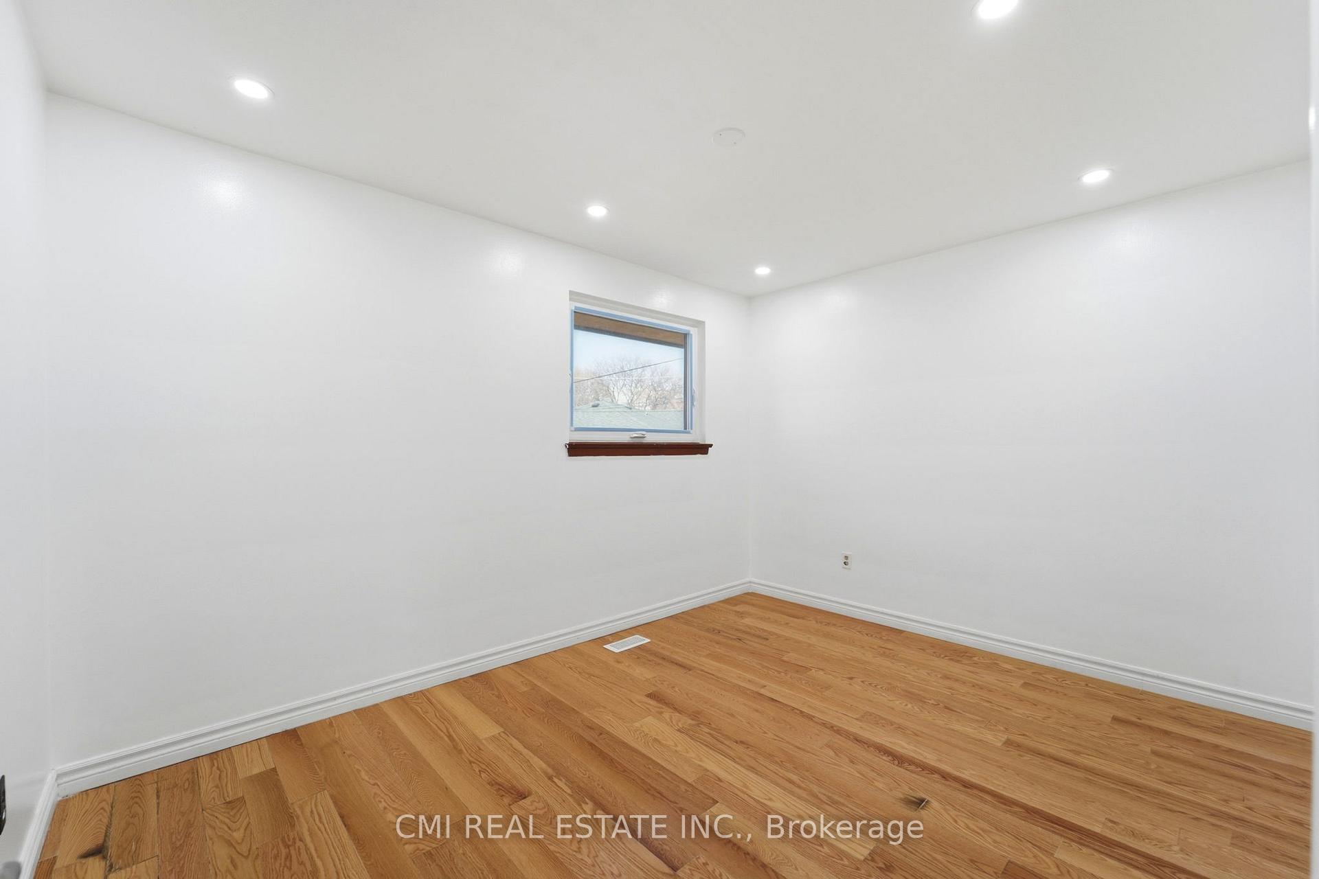 Photo 23 of 39 Earlton Road, Scarborough, Tam O'Shanter-Sullivan — HOMEH