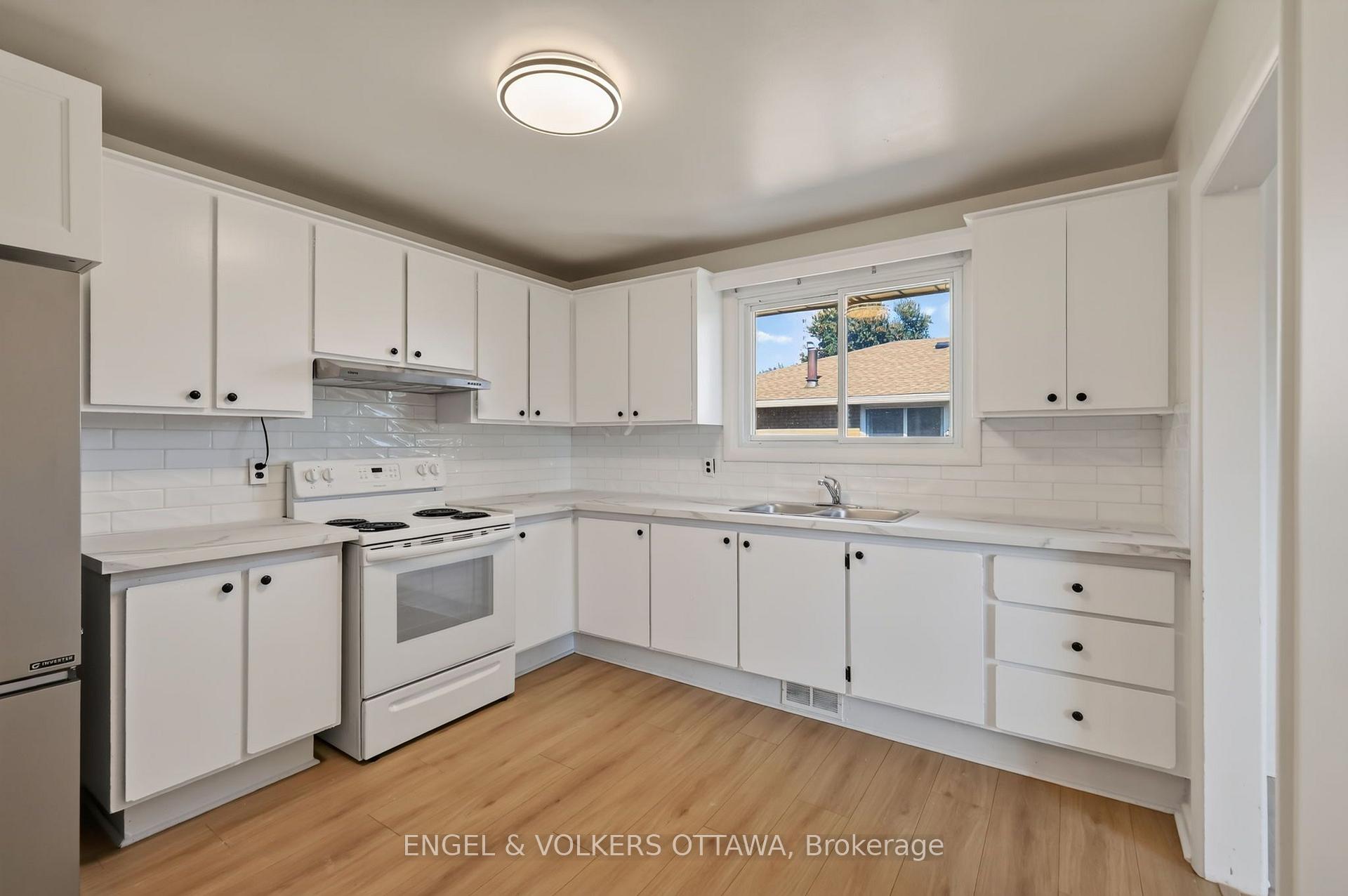 Photo 2 of Unit B, 1132 Clyde Avenue, Ottawa, Copeland Park — HOMEH