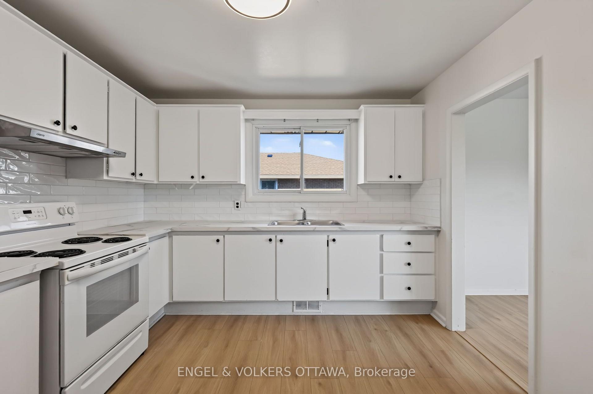 Photo 3 of Unit B, 1132 Clyde Avenue, Ottawa, Copeland Park — HOMEH