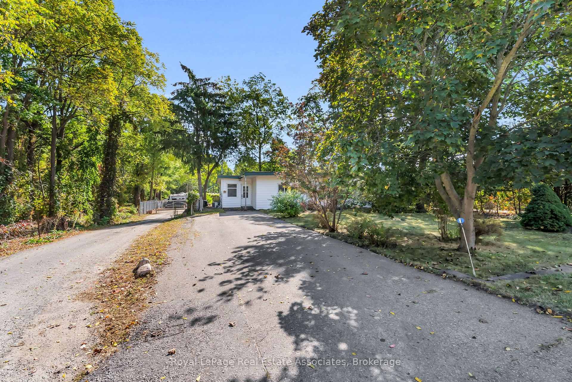 Photo 5 of 20 Adamson Street N, Halton Hills, Rural Halton Hills — HOMEH
