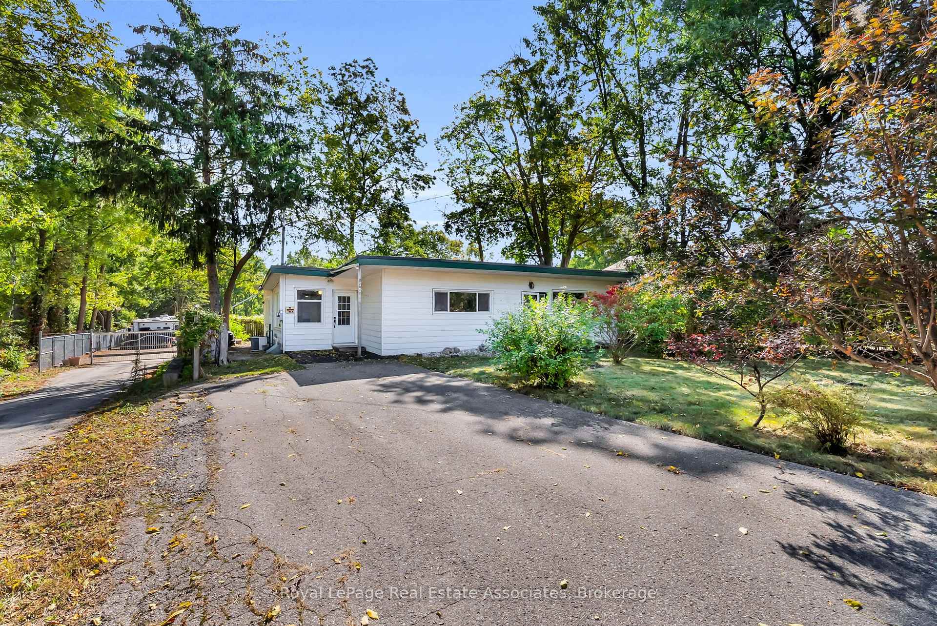 Photo 9 of 20 Adamson Street N, Halton Hills, Rural Halton Hills — HOMEH