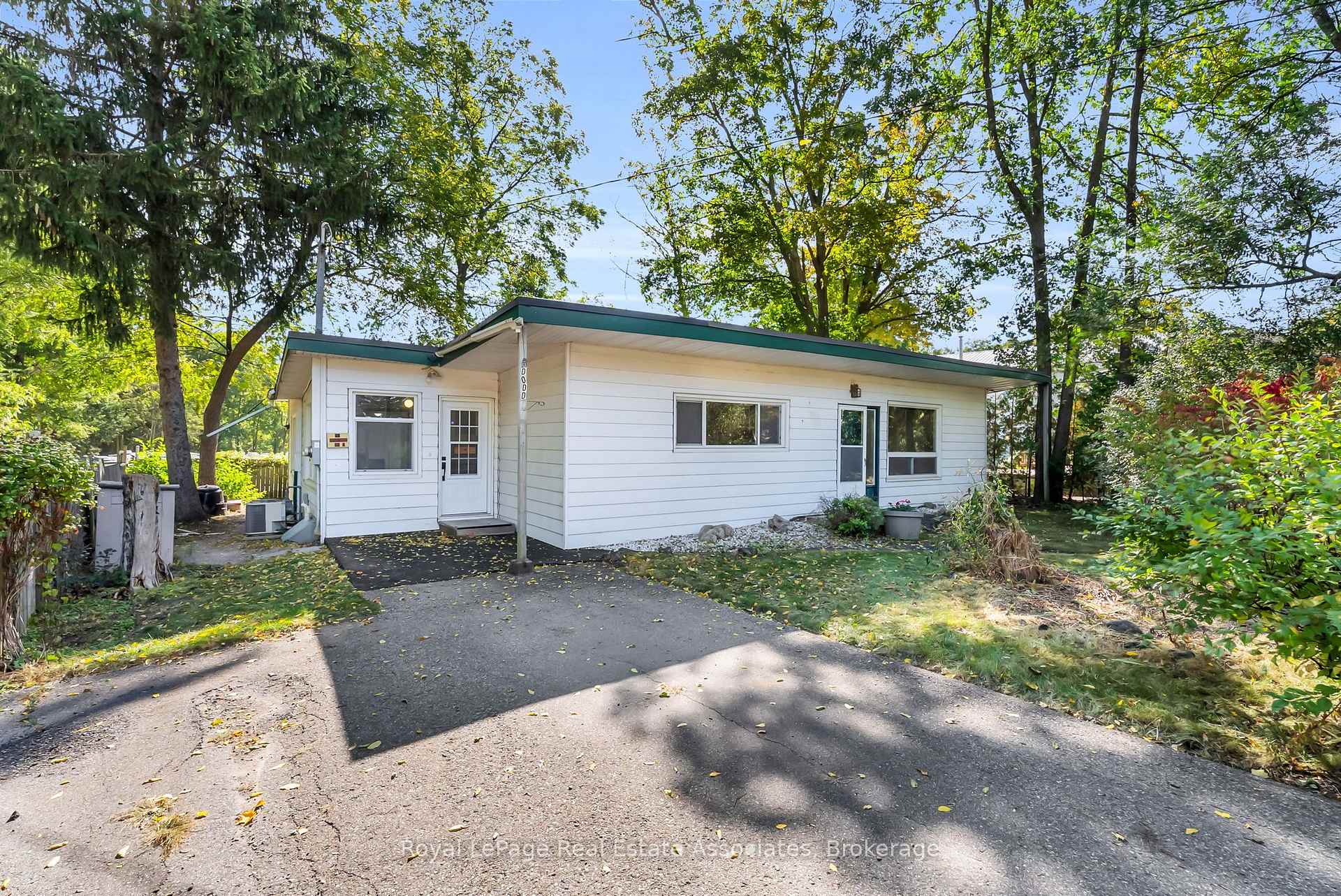 Photo 13 of 20 Adamson Street N, Halton Hills, Rural Halton Hills — HOMEH